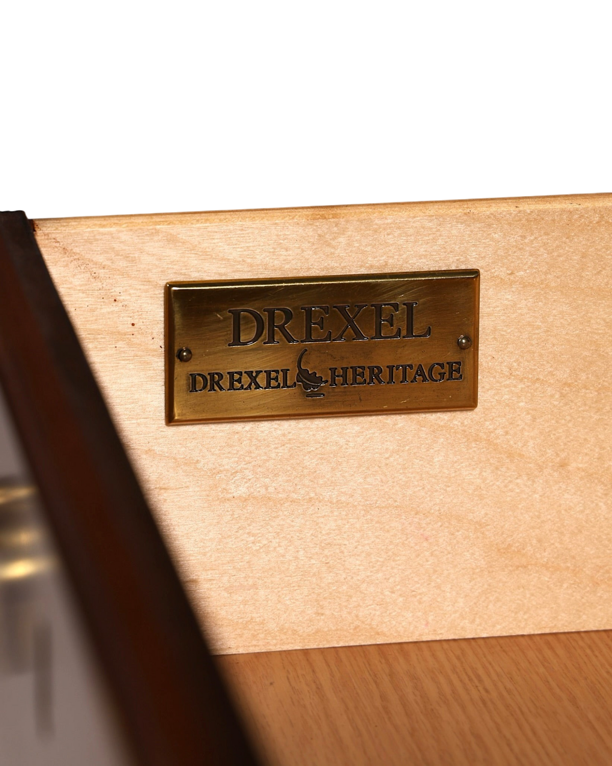 Hauptstadt Möblerei Messingplakette mit Drexel Heritage Logo im Inneren einer hellen Holzschublade