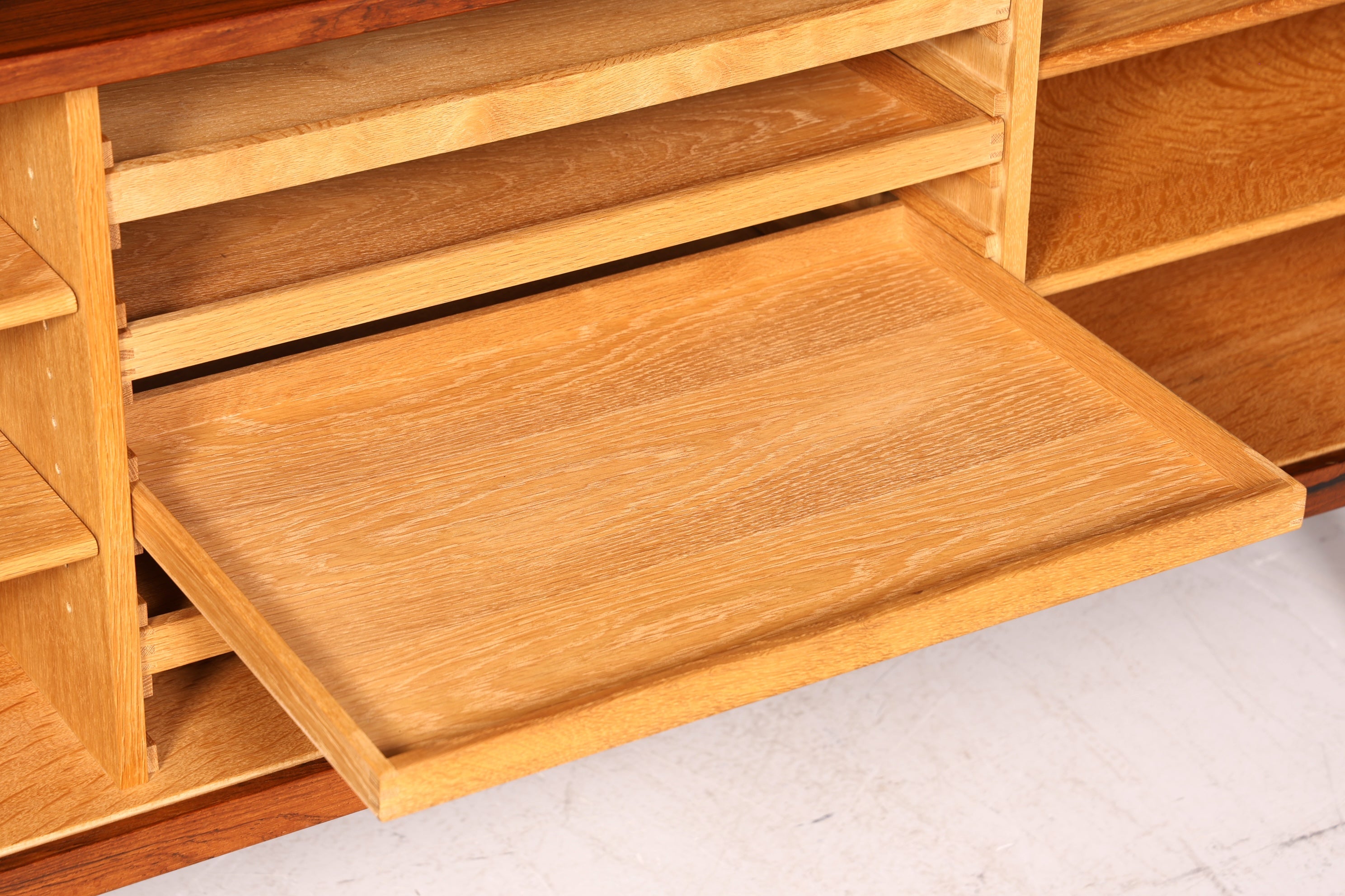 Beeindruckendes Original Hans J. Wegner für RY Møbler Modell RY 25 Sideboard Palisander Holz TV Kommode Vintage Schiebetür Schrank 2 von 2