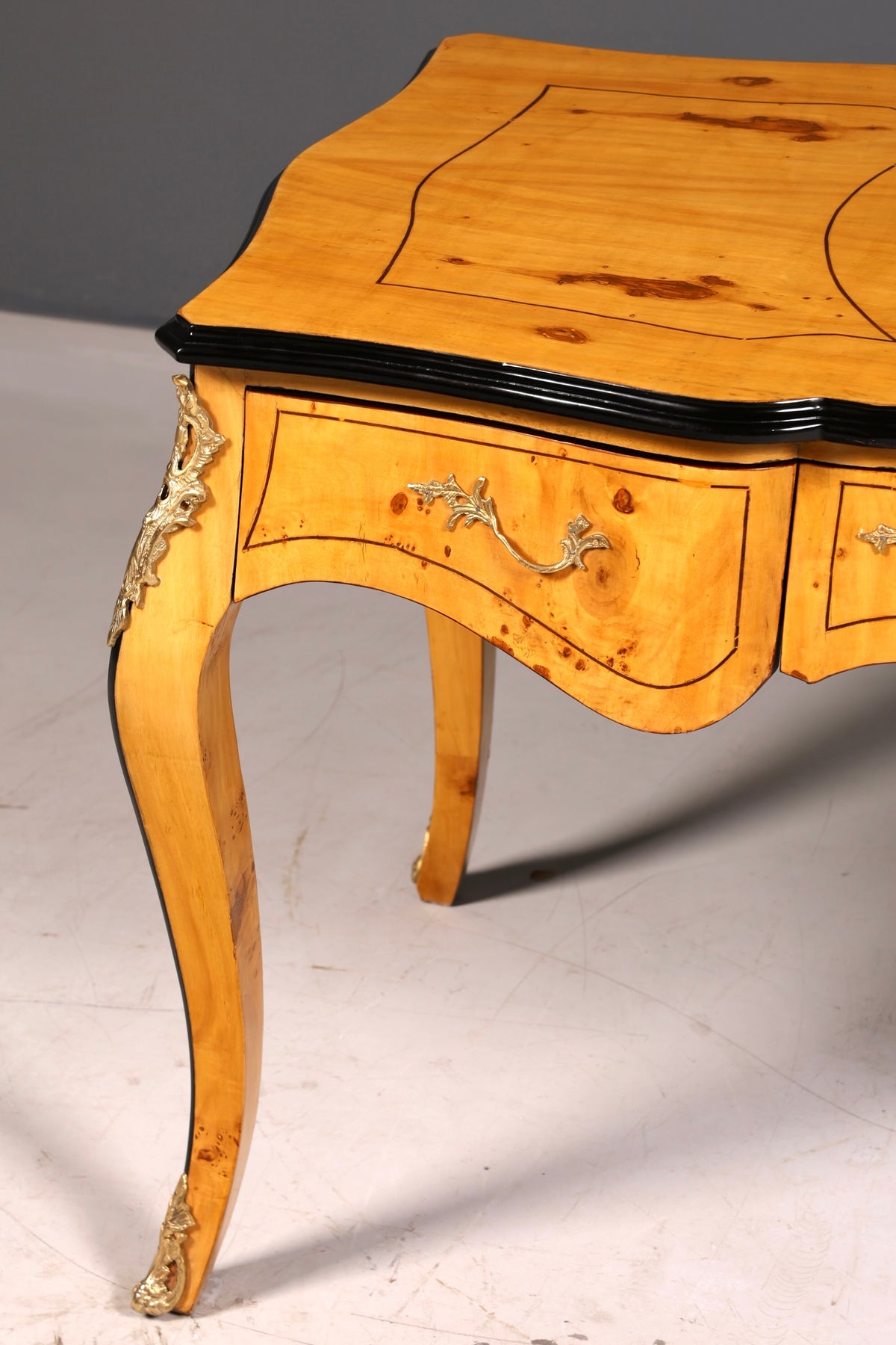 Prachtig bureau in Louis-XV-stijl, Franse kantoortafel in antieke stijl, massief houten bureau