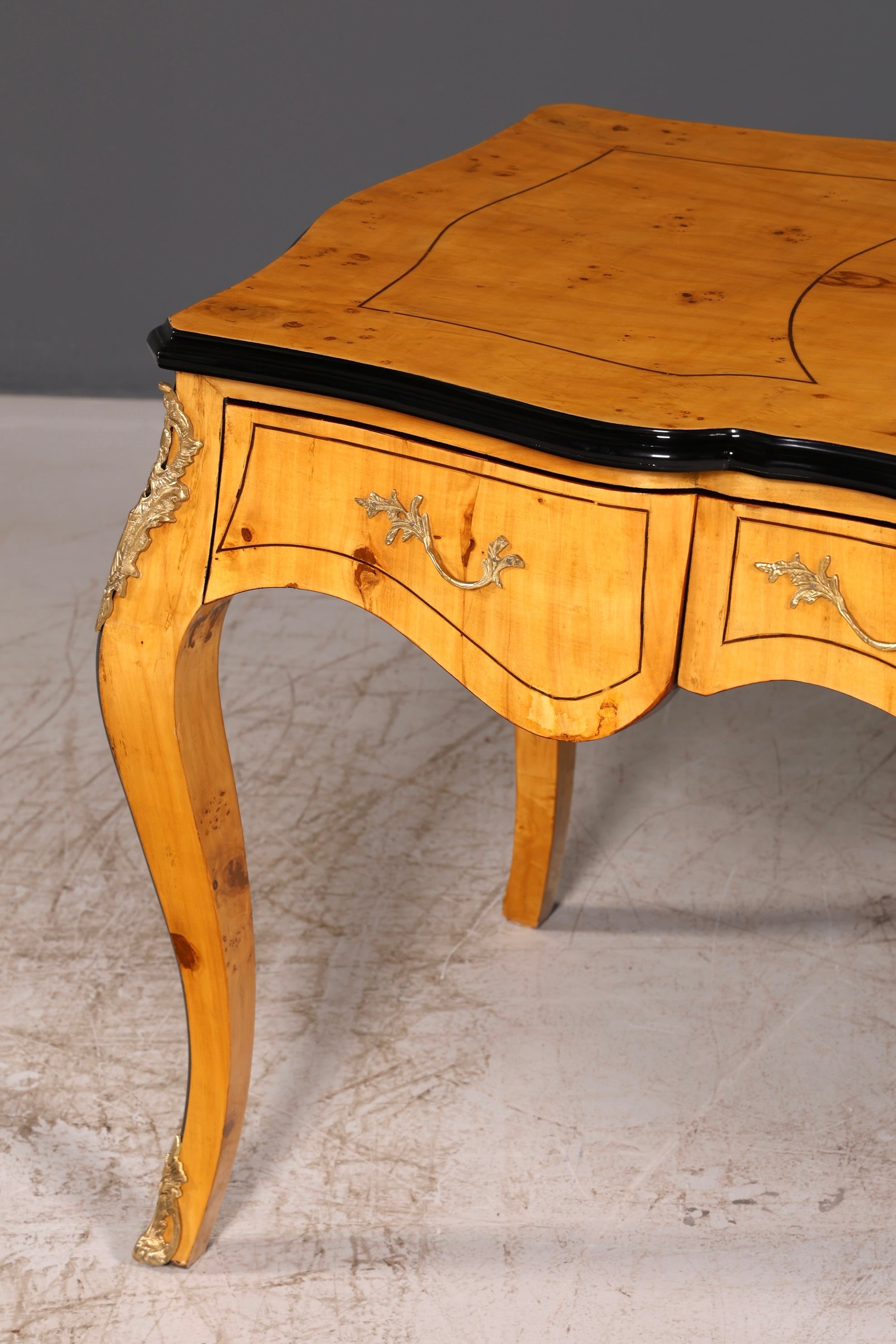 Prachtig bureau in Louis-XV-stijl, Franse kantoortafel in antieke stijl, massief houten bureau