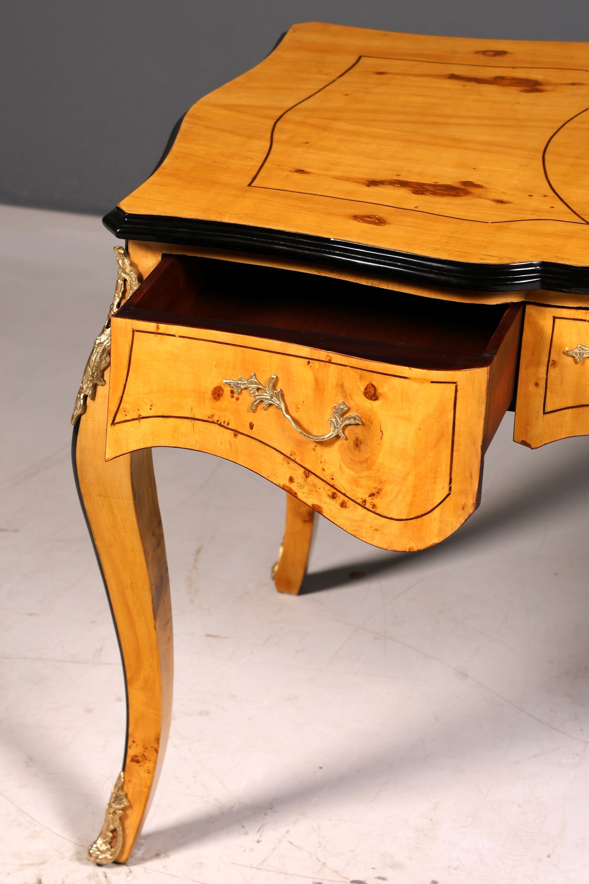 Prachtig bureau in Louis-XV-stijl, Franse kantoortafel in antieke stijl, massief houten bureau