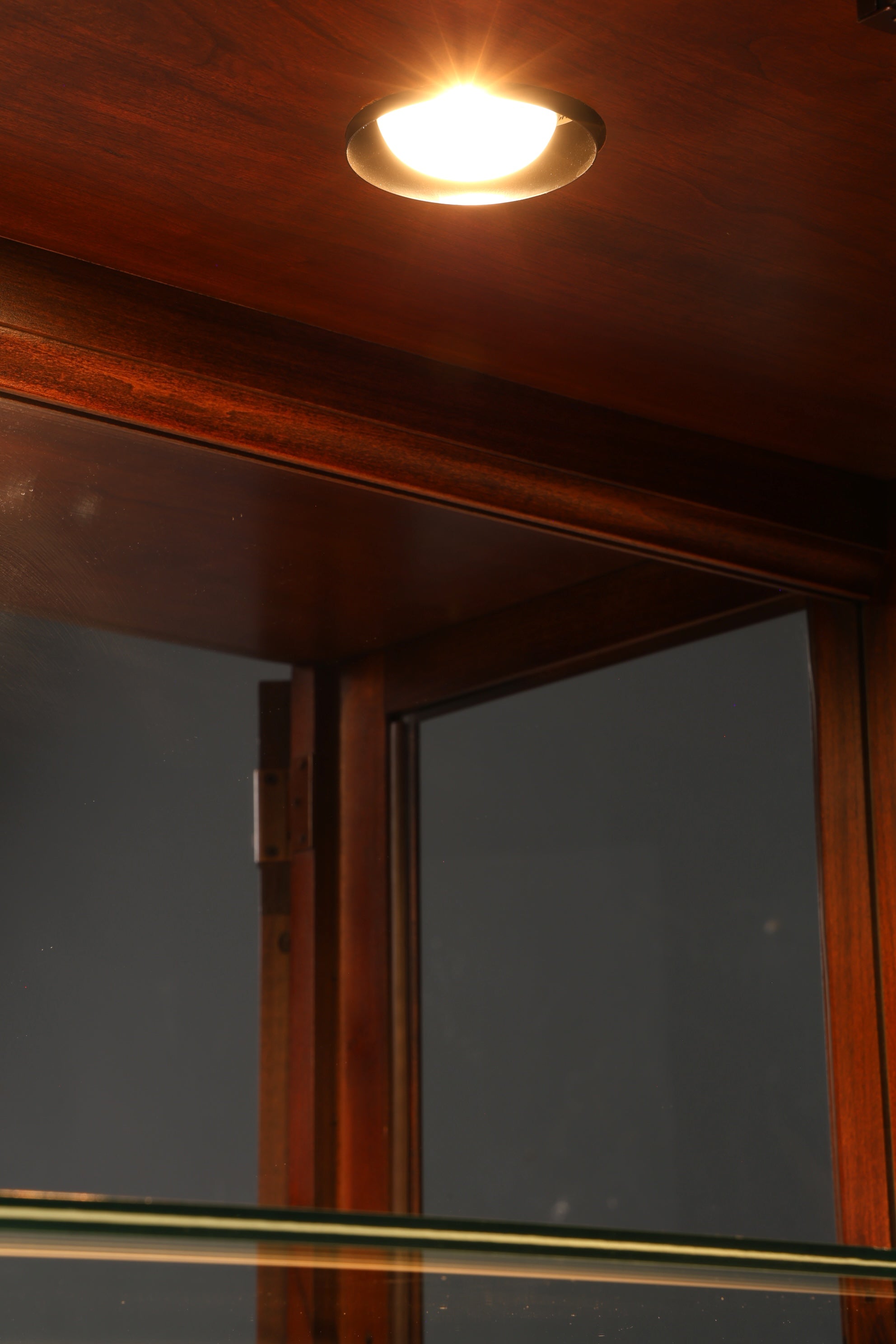 Noble Original Drexel Heritage Curio Cabinet Bookcase USA Cabinet Buffet Shelf Glass Display Cabinet