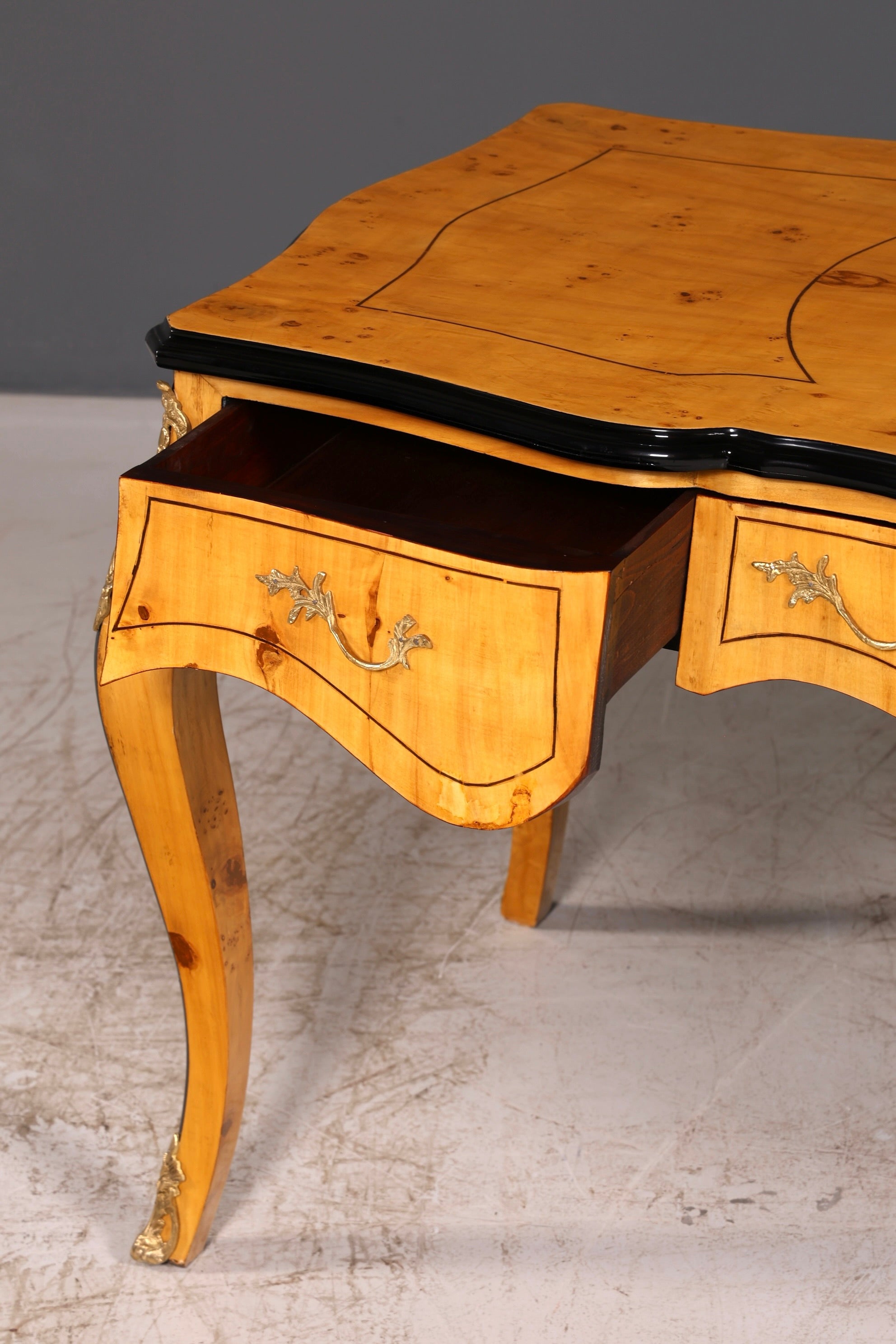Prachtig bureau in Louis-XV-stijl, Franse kantoortafel in antieke stijl, massief houten bureau