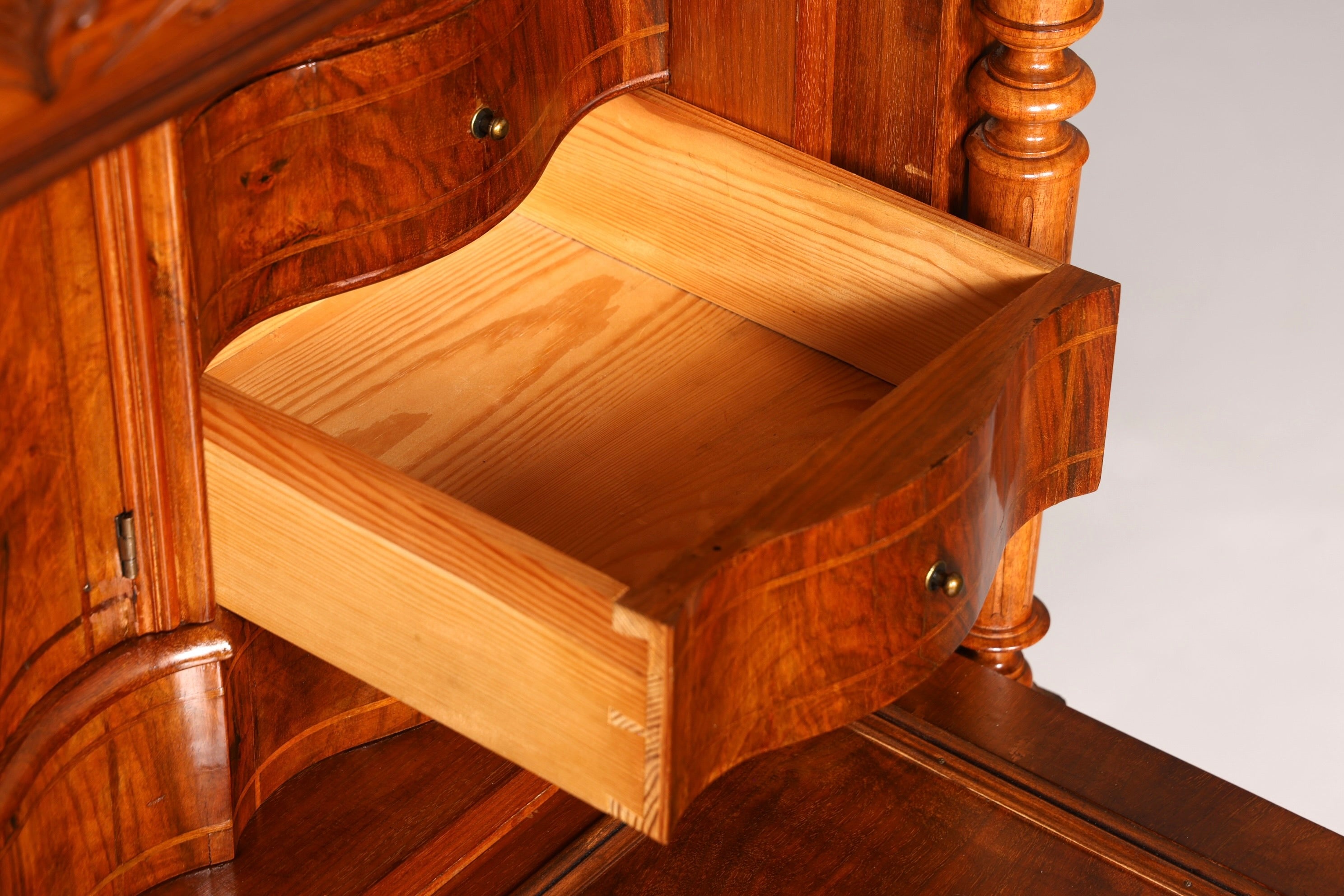 Wunderschöner Louis Philippe Sekretär um 1870 Vertiko Nussbaum Highboard Kommode Sekretär Schrank