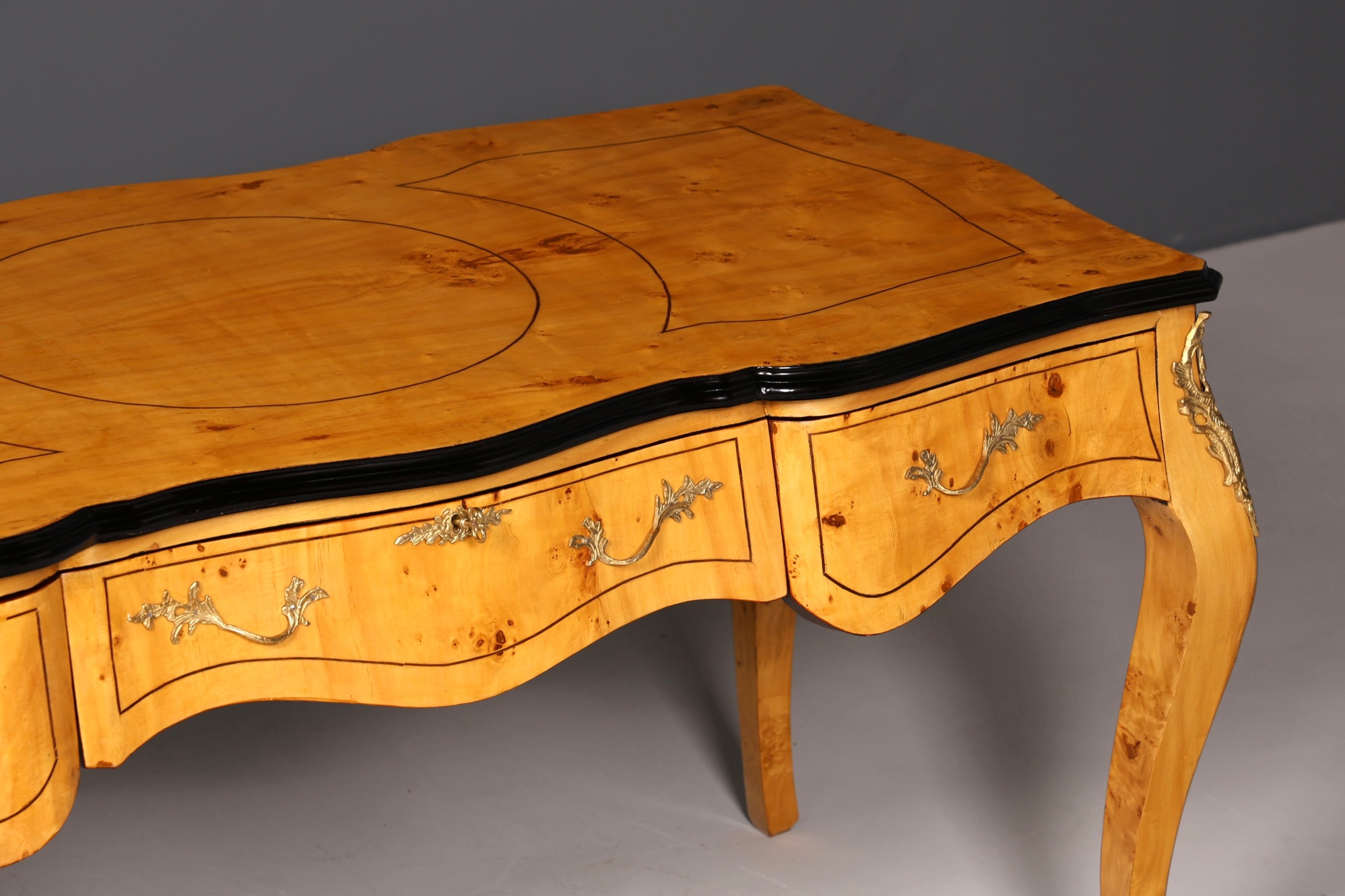 Prachtig bureau in Louis-XV-stijl, Franse kantoortafel in antieke stijl, massief houten bureau