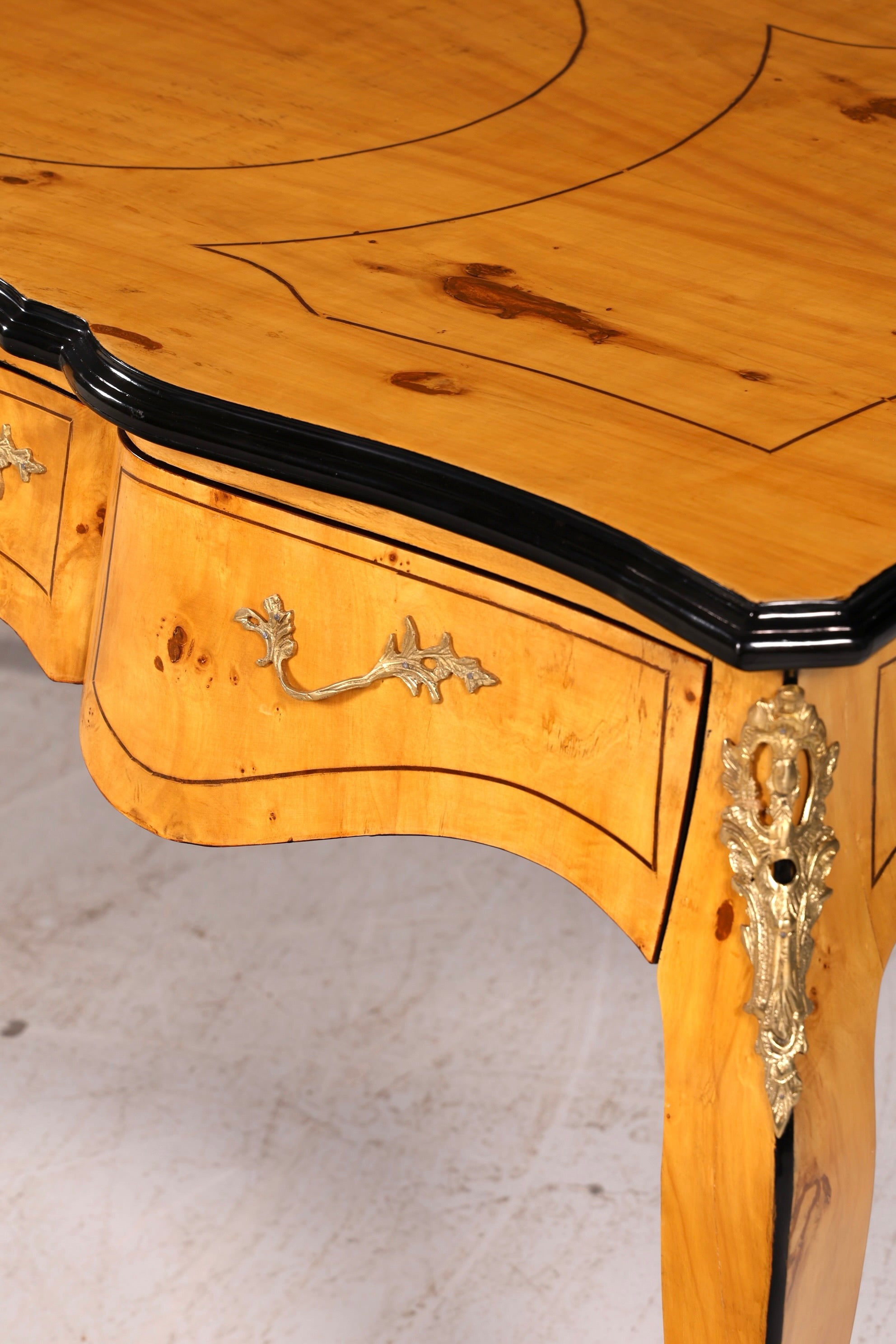 Prachtig bureau in Louis-XV-stijl, Franse kantoortafel in antieke stijl, massief houten bureau