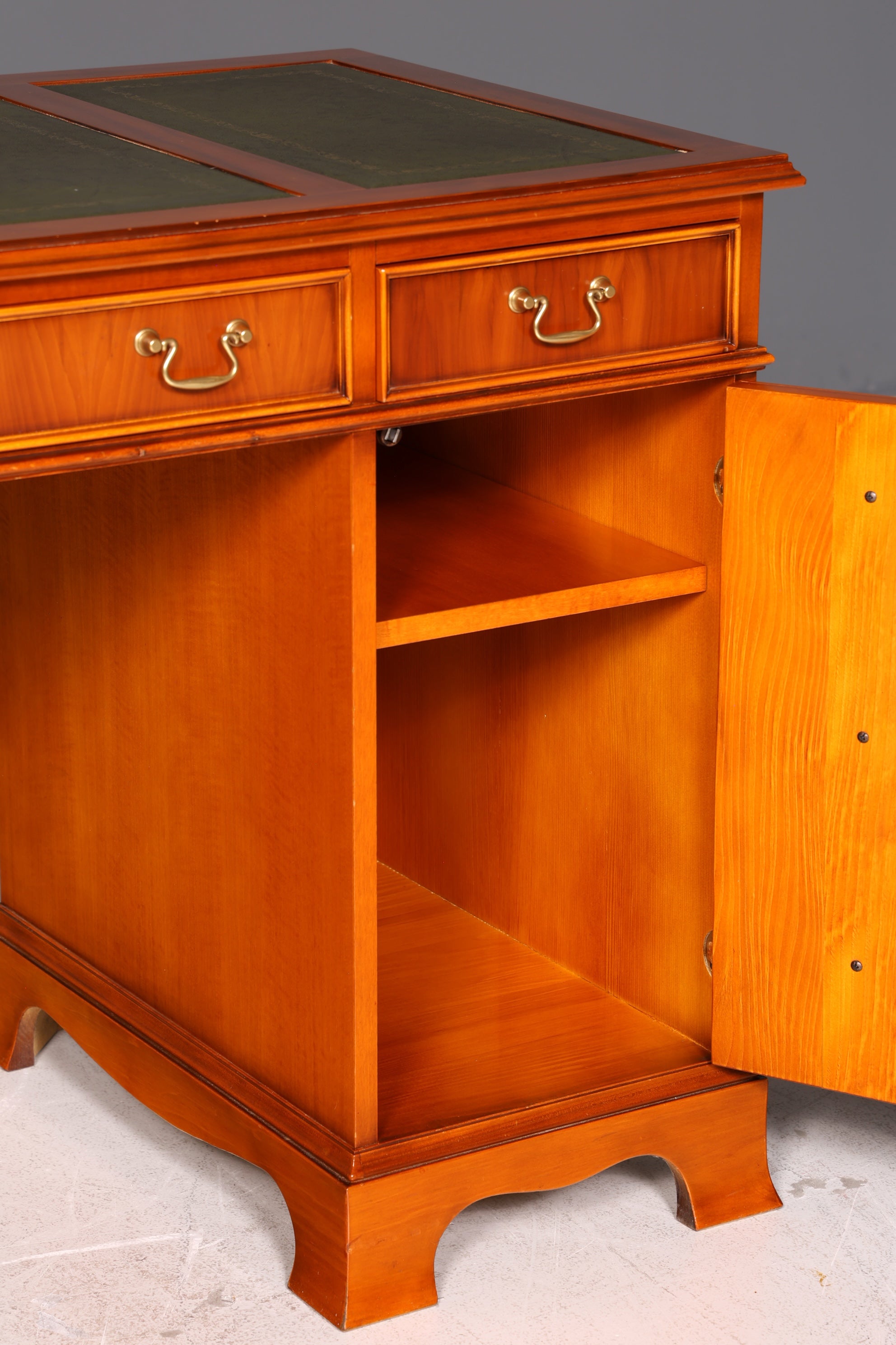 Beautiful English Desk Yew Genuine Leather Top Antique Style Office Desk Executive Desk