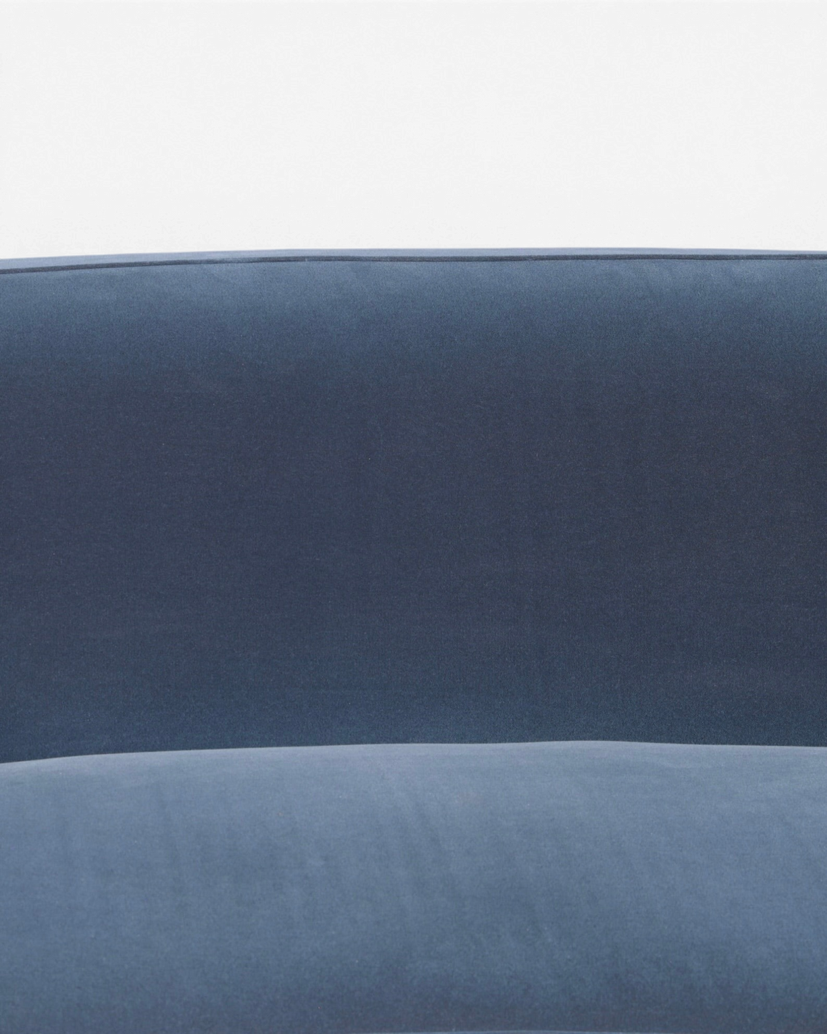 Hauptstadt Möblerei H872 Finish Sofa in dunkelblauem Samt mit eleganter Polsterung