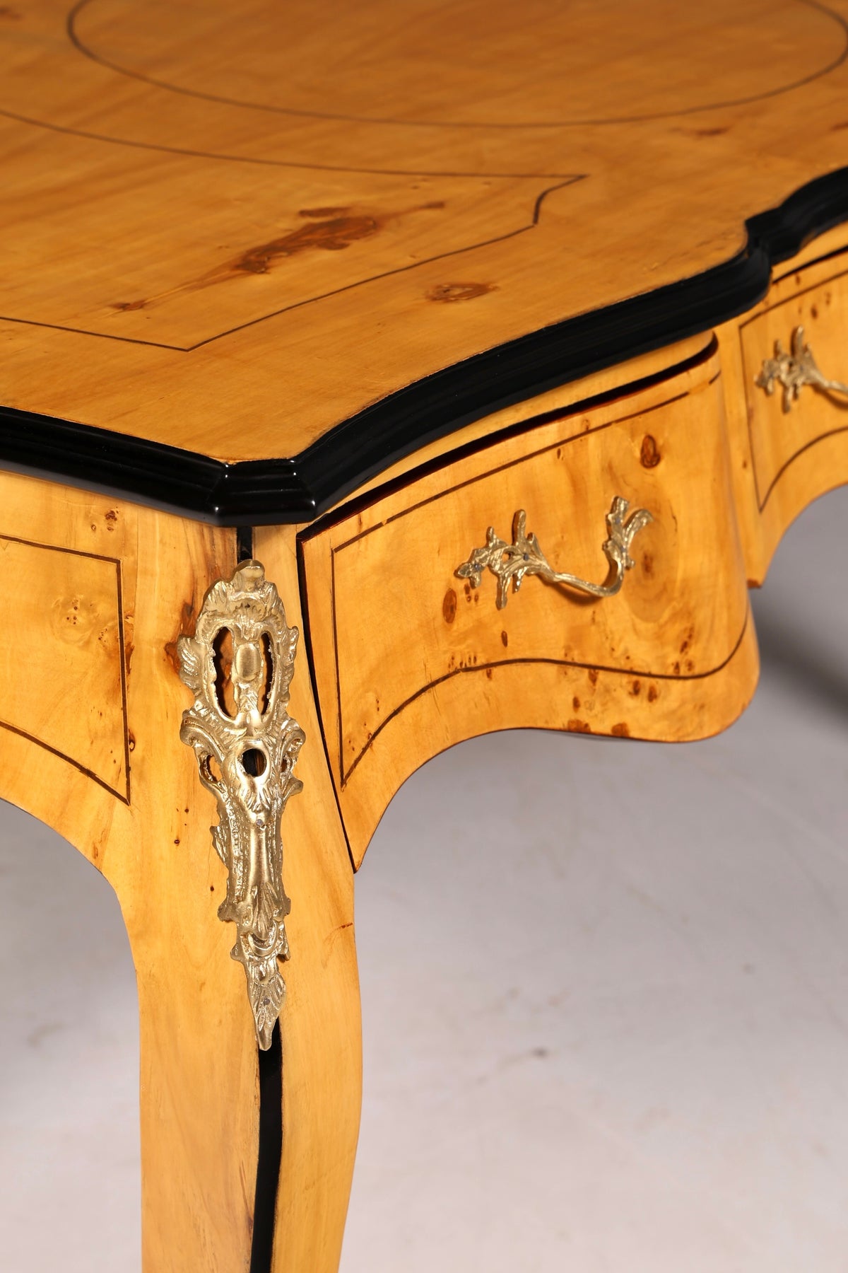 Prachtig bureau in Louis-XV-stijl, Franse kantoortafel in antieke stijl, massief houten bureau