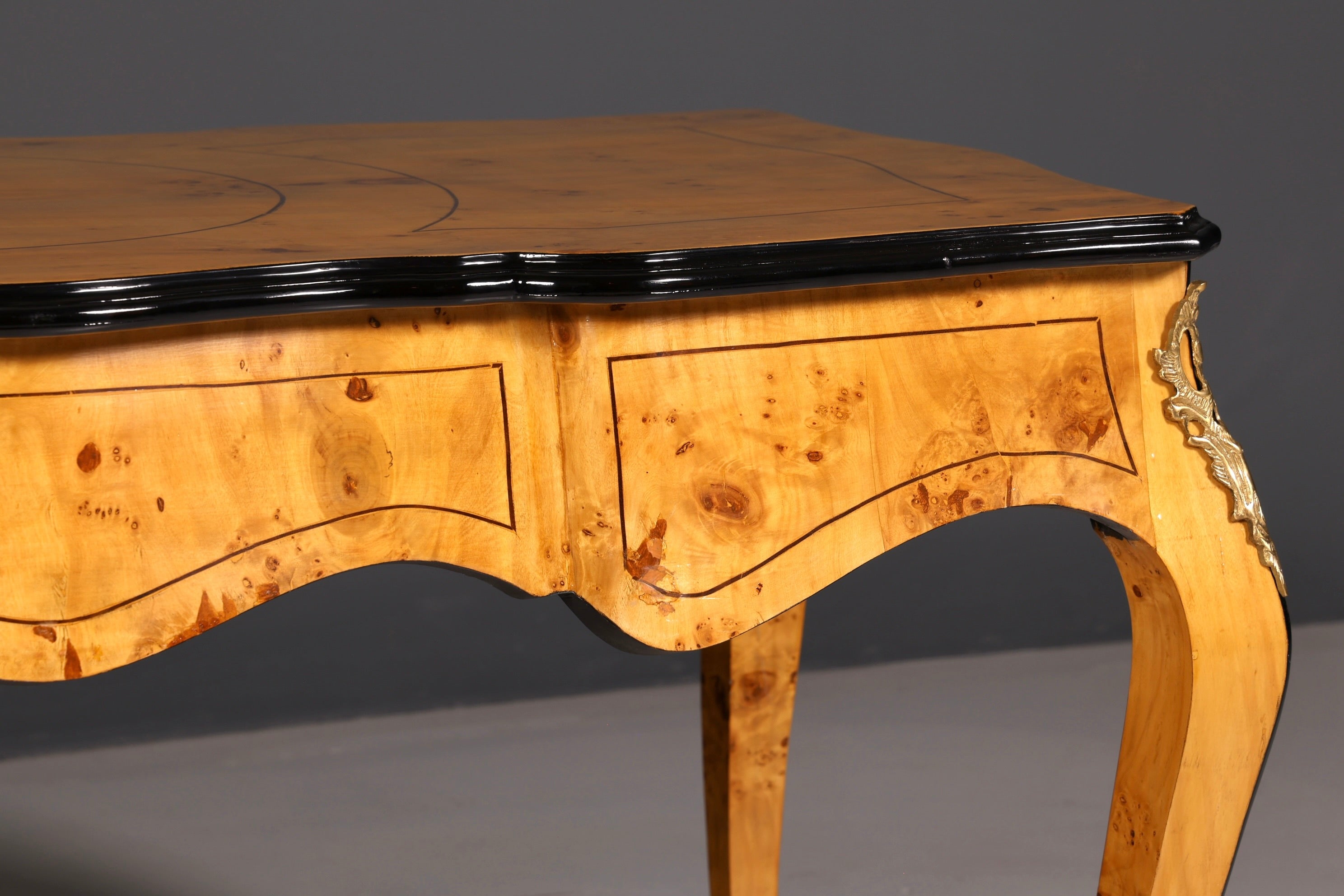 Prachtig bureau in Louis-XV-stijl, Franse kantoortafel in antieke stijl, massief houten bureau