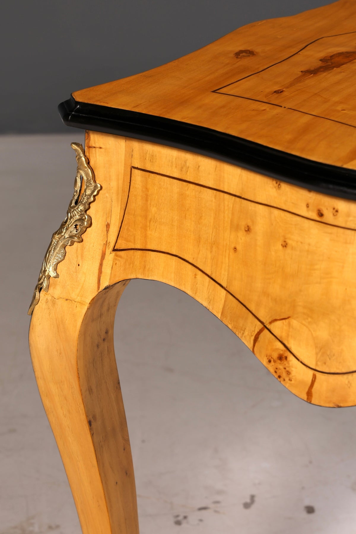 Prachtig bureau in Louis-XV-stijl, Franse kantoortafel in antieke stijl, massief houten bureau