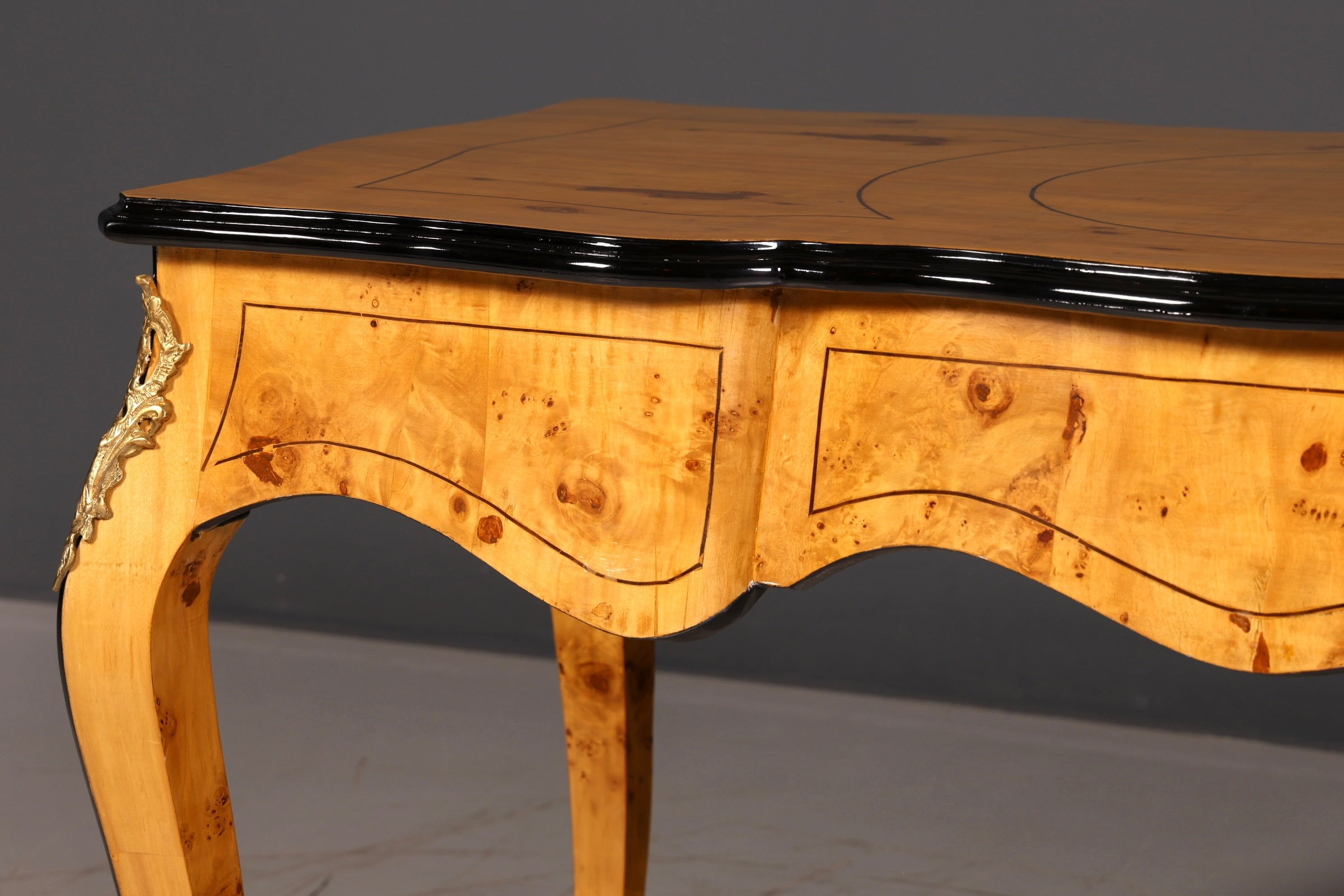 Prachtig bureau in Louis-XV-stijl, Franse kantoortafel in antieke stijl, massief houten bureau