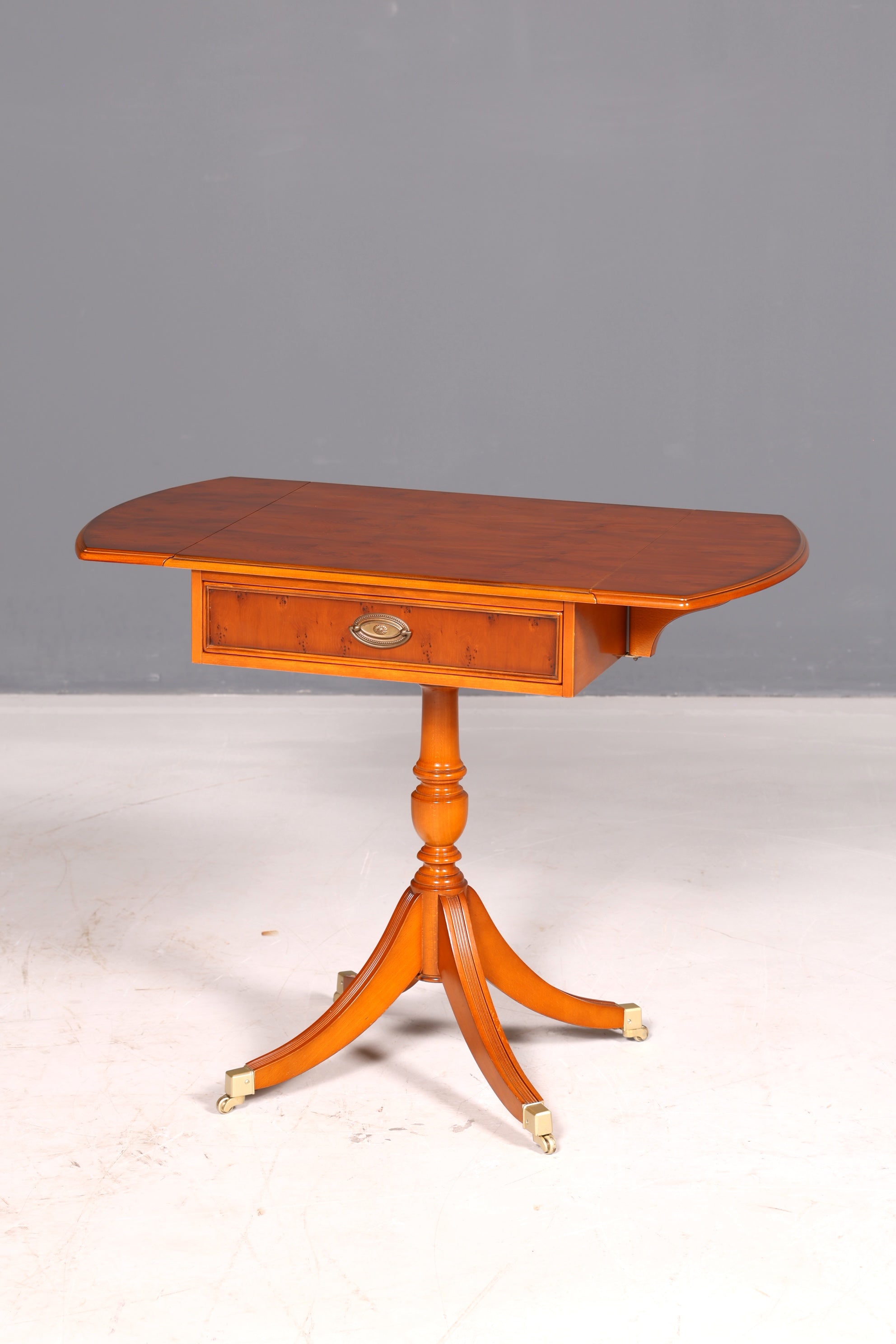 Prachtige originele Heldense bijzettafel van taxushout, klaptafel, opbergtafel, ladekast, telefoontafel