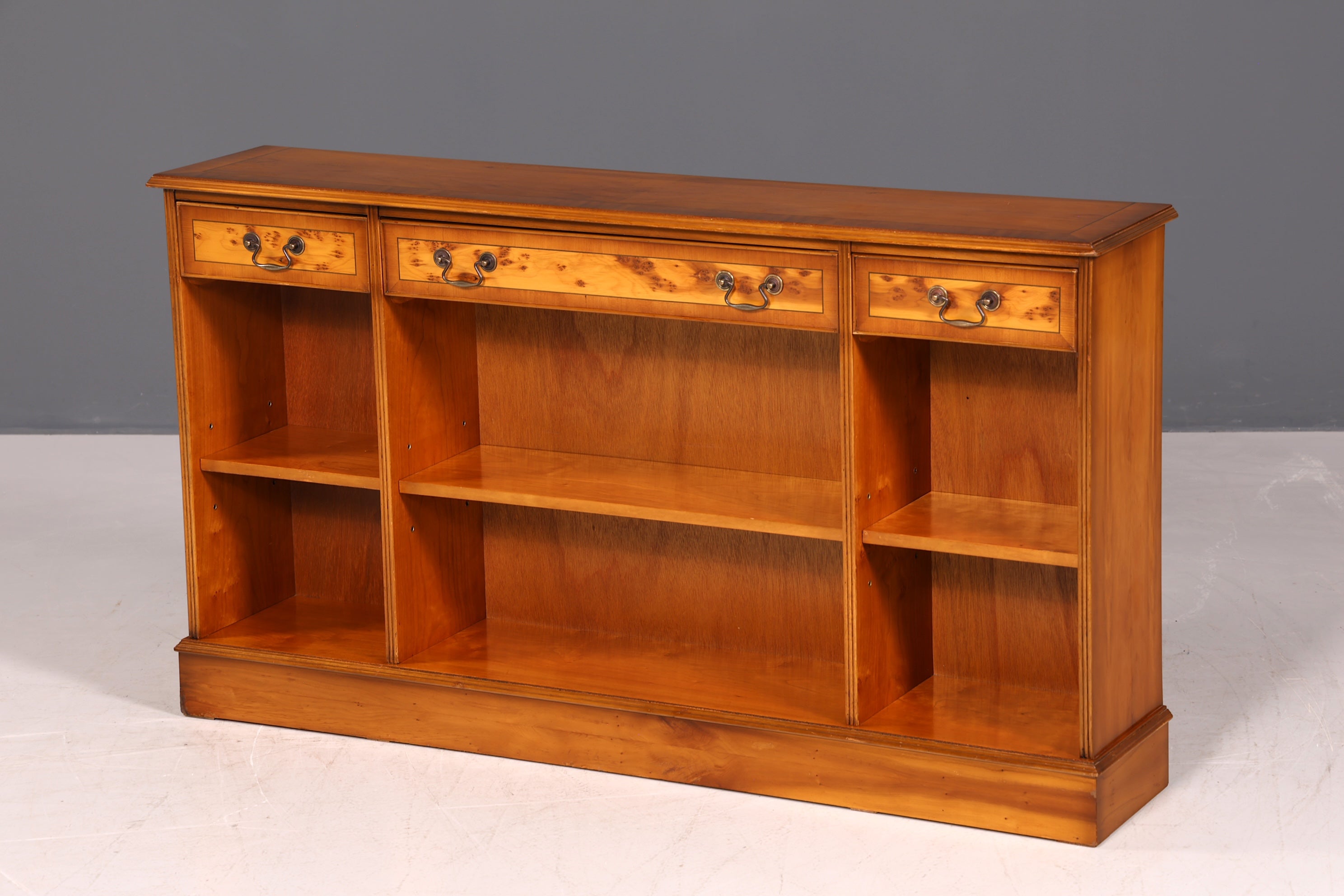 Wunderschönes Englisches Bücherregal Eibe Antik Regal Bookshelf Sideboard Buchablage 60s