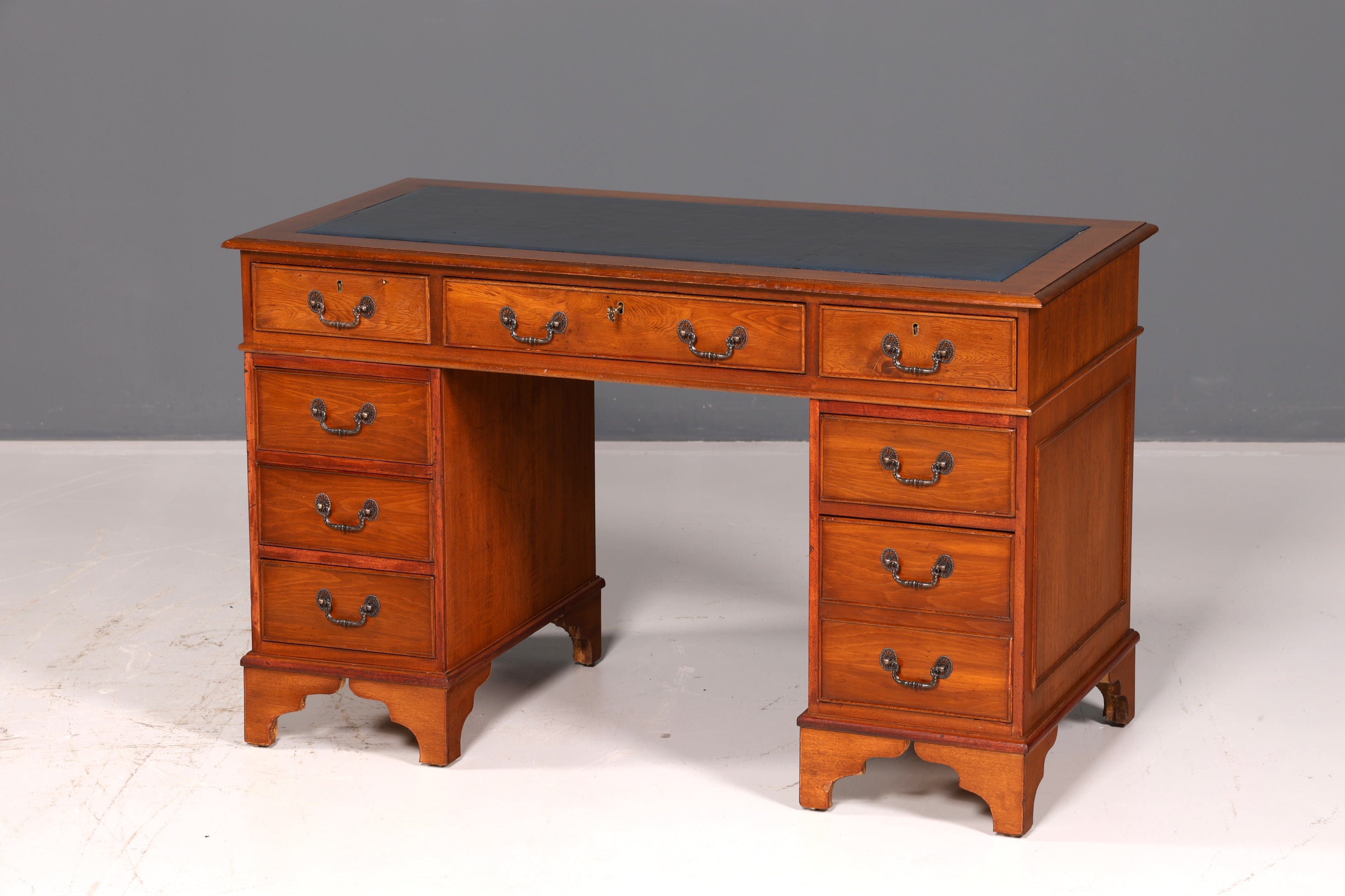 Prachtig Engels bureau van kersenhout met echt leren blad, kantoortafel, antiek vintage