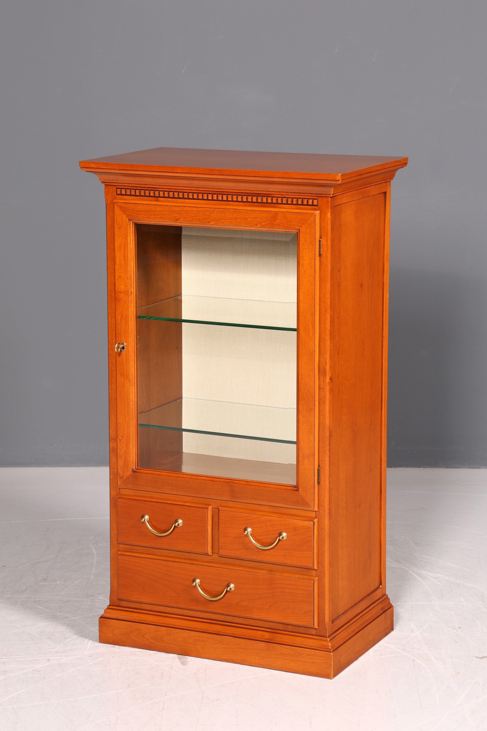 Wunderschöne Original Selva Style International Vitrine Kirschholz Antik Stil Glasvitrine Vertiko Geschirrschrank Italienische Möbel