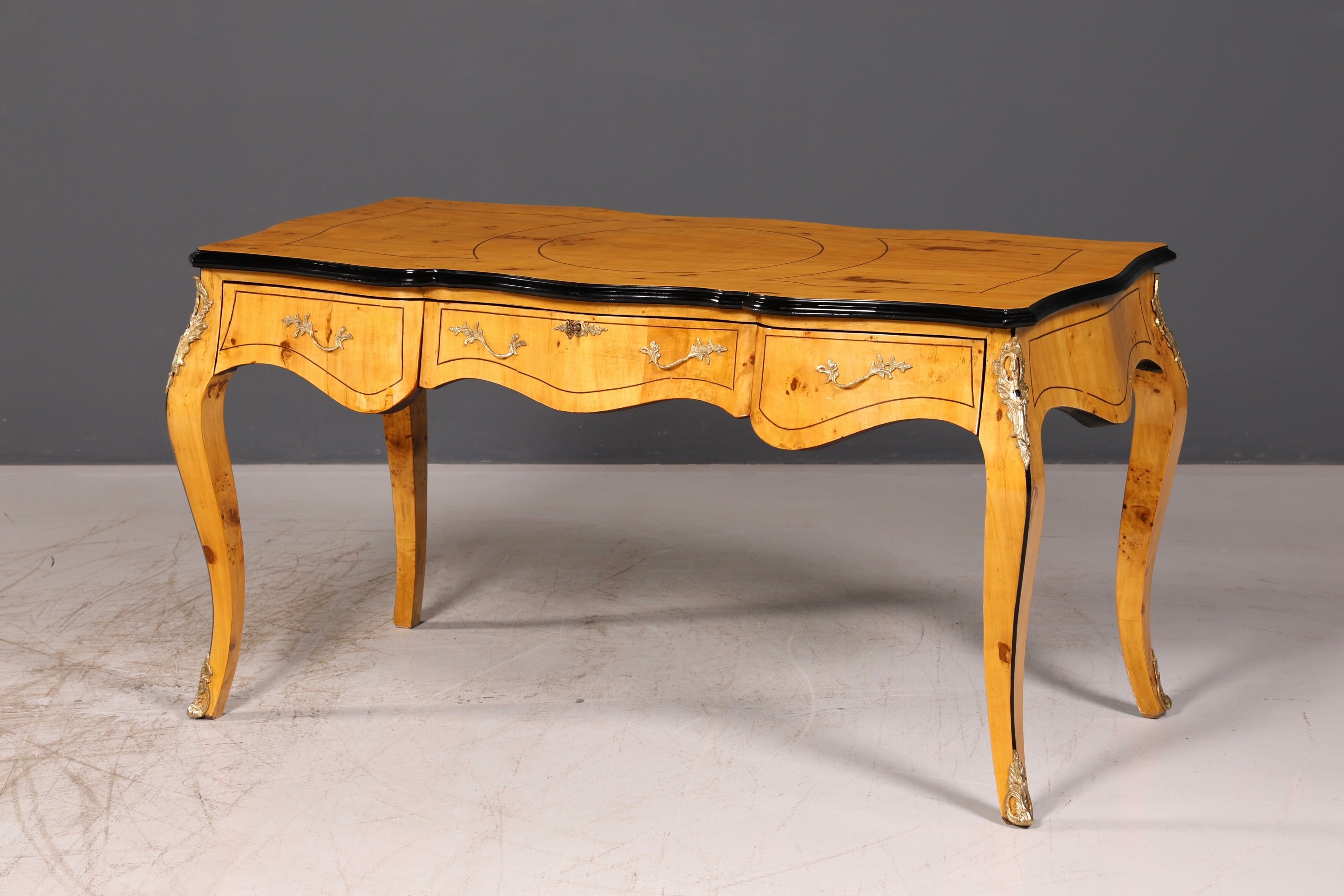 Prachtig bureau in Louis-XV-stijl, Franse kantoortafel in antieke stijl, massief houten bureau