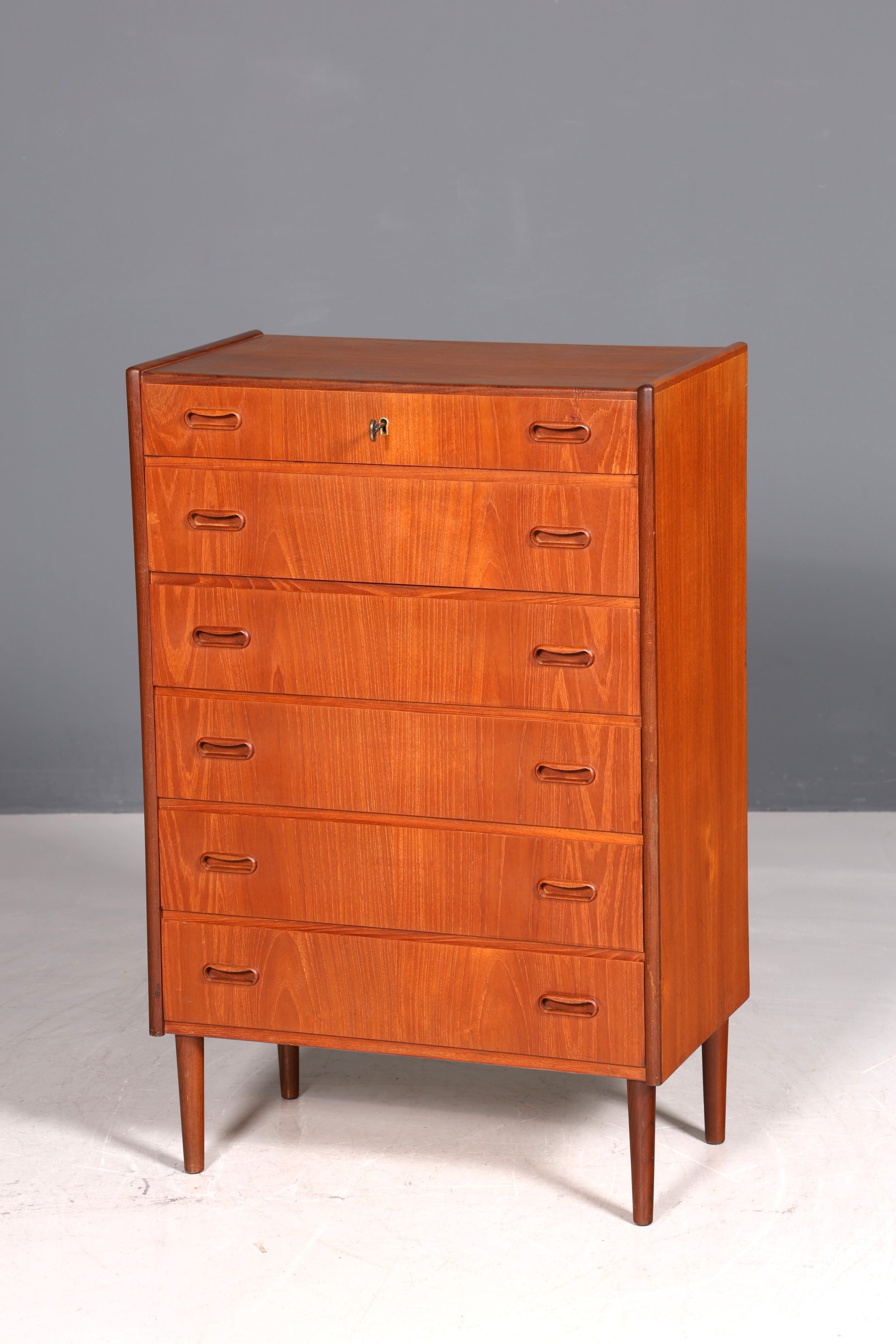 Beautiful mid-century retro teak wood chest of drawers, Danish design, 60s/70s style, cabinet, chest of drawers