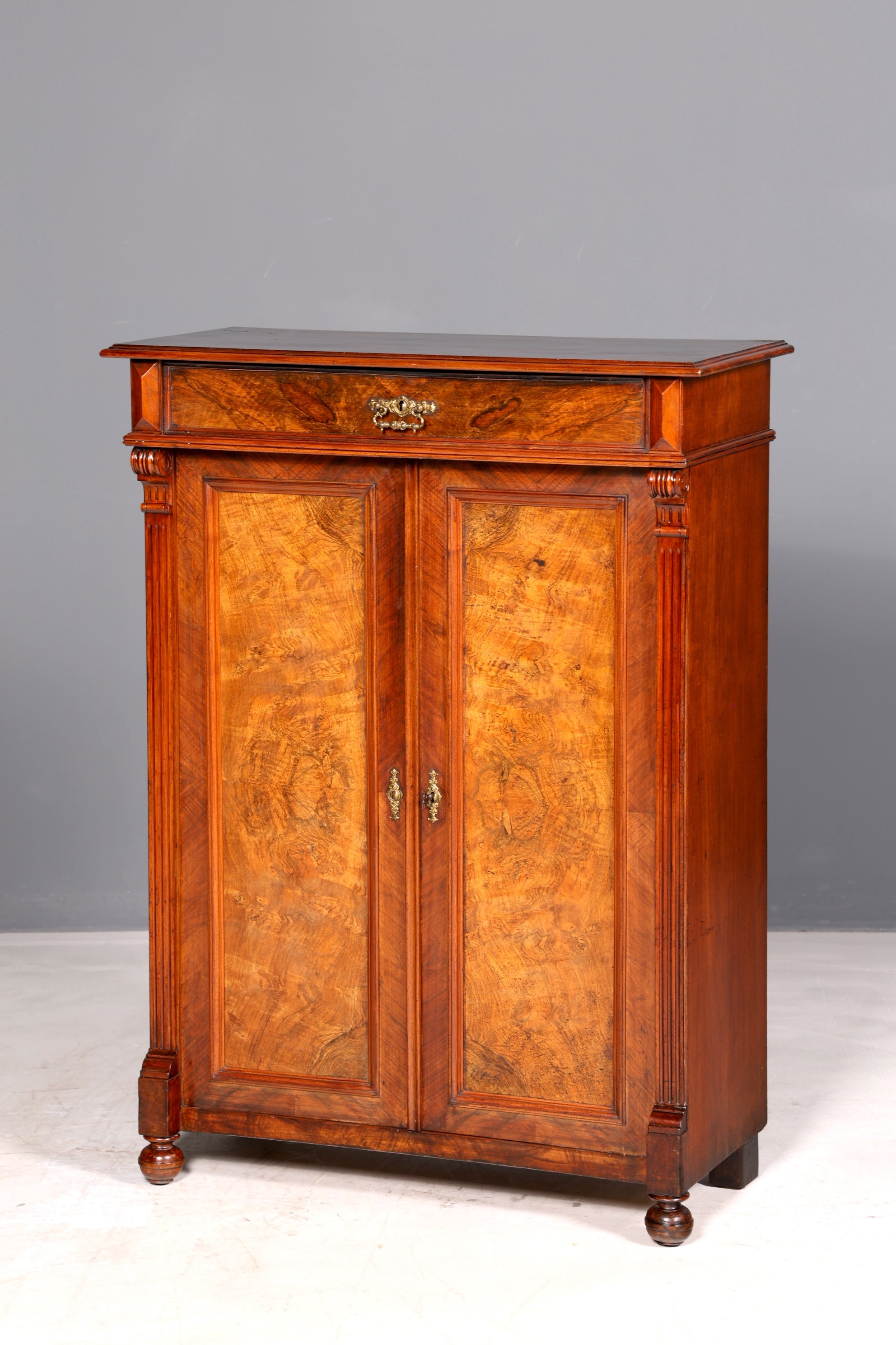 Stijlvolle Gründerzeit-kast, antieke vertiko, Jugendstil-commode, halmeubelkast, massief hout