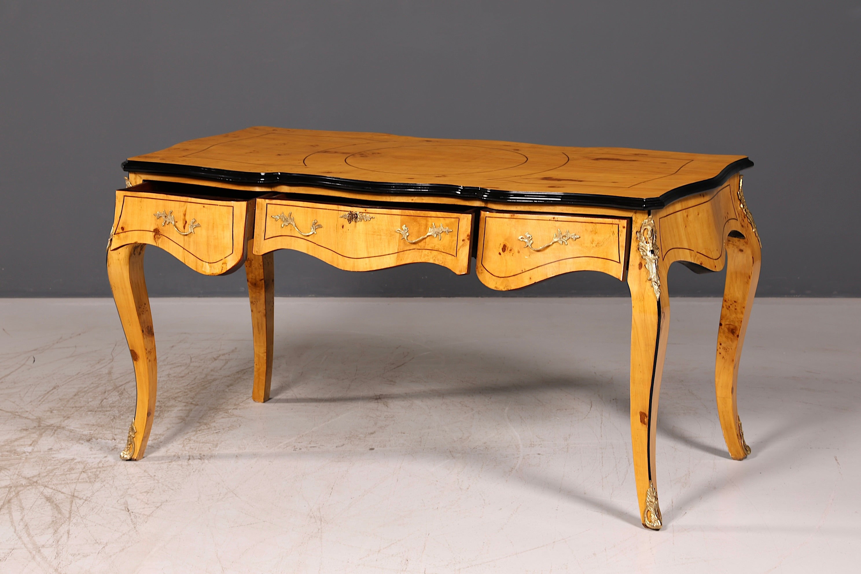 Prachtig bureau in Louis-XV-stijl, Franse kantoortafel in antieke stijl, massief houten bureau
