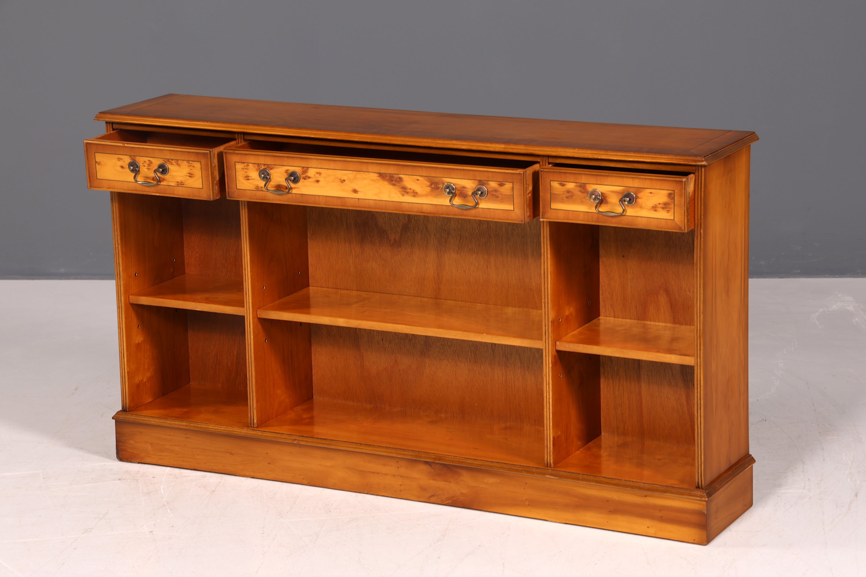 Wunderschönes Englisches Bücherregal Eibe Antik Regal Bookshelf Sideboard Buchablage 60s