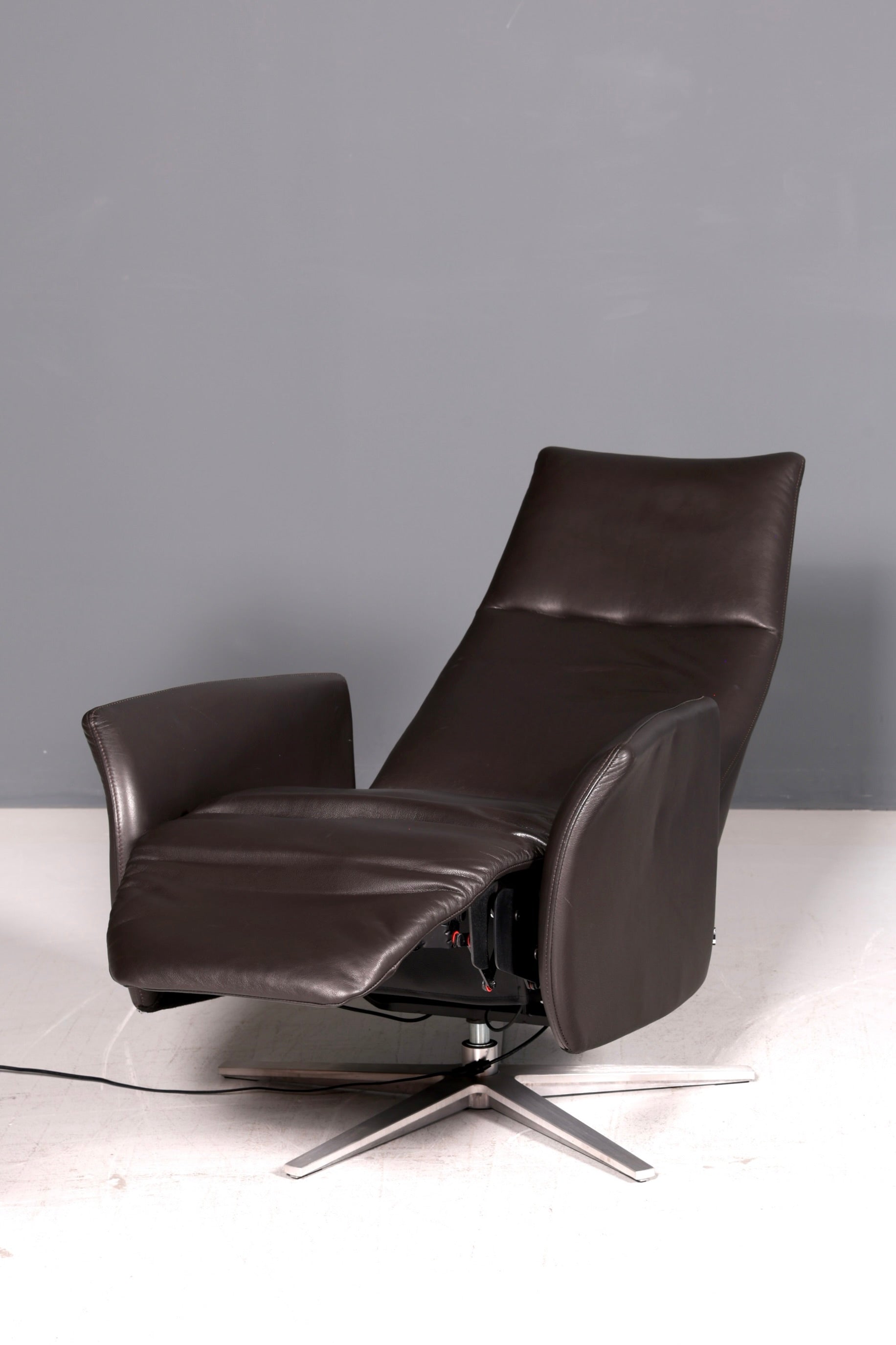 Wunderschöner Mid Century Relaxsessel echt Leder Fernsehsessel elektrisch verstellbar Lesesessel Komfort Design Ledersessel