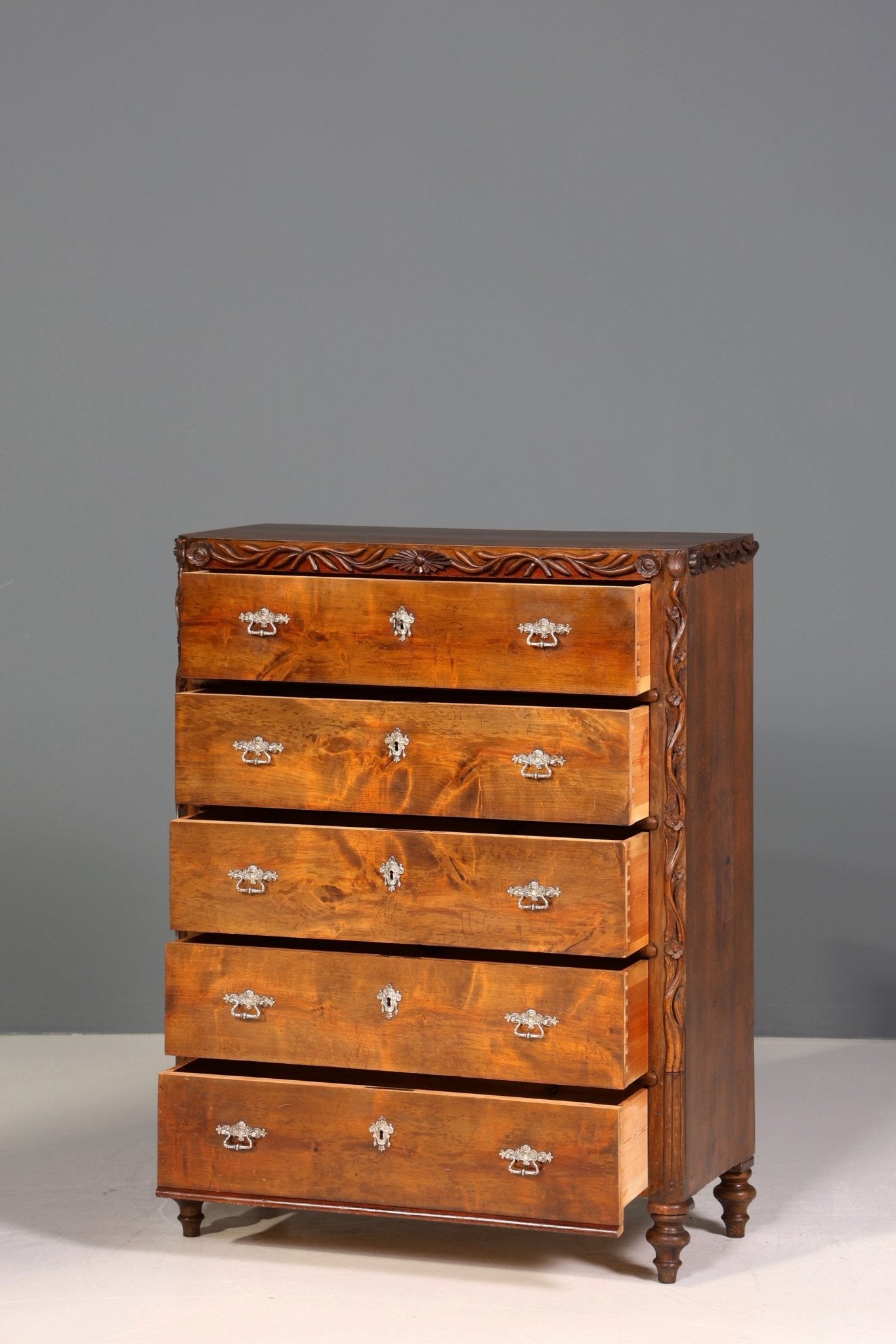 Wunderschöne Gründerzeit Kommode Louis Philippe Nussbaum Sideboard um 1880 Schnitzerei Schubladenkommode