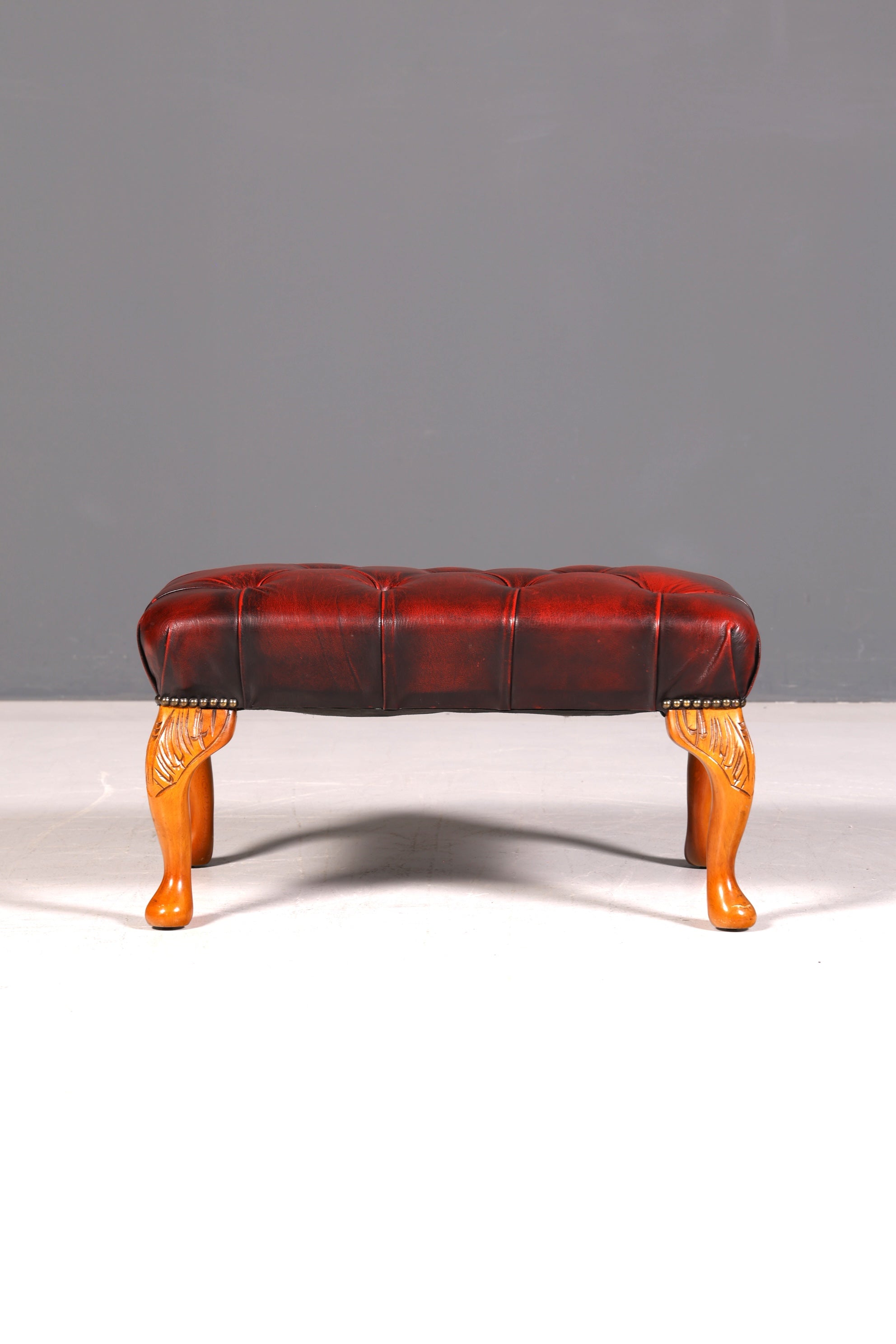 Original Chesterfield Hocker Echt Leder Englischer Fußhocker UK Englisch Oxblood Fußablage Antik