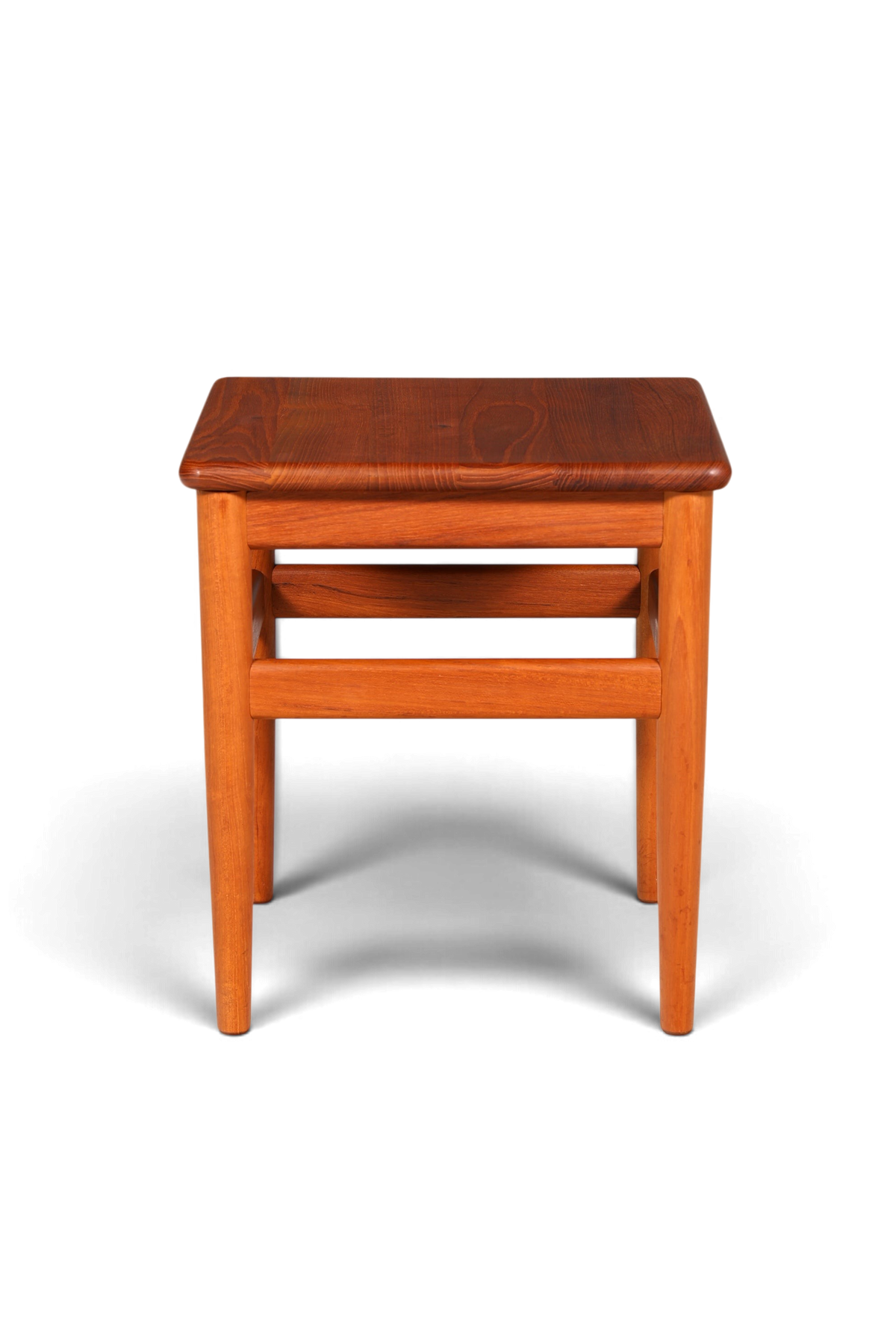 Hauptstadt Möblerei Mid-Century Beistelltisch aus Teakholz im dänischen Design mit konischen Beinen