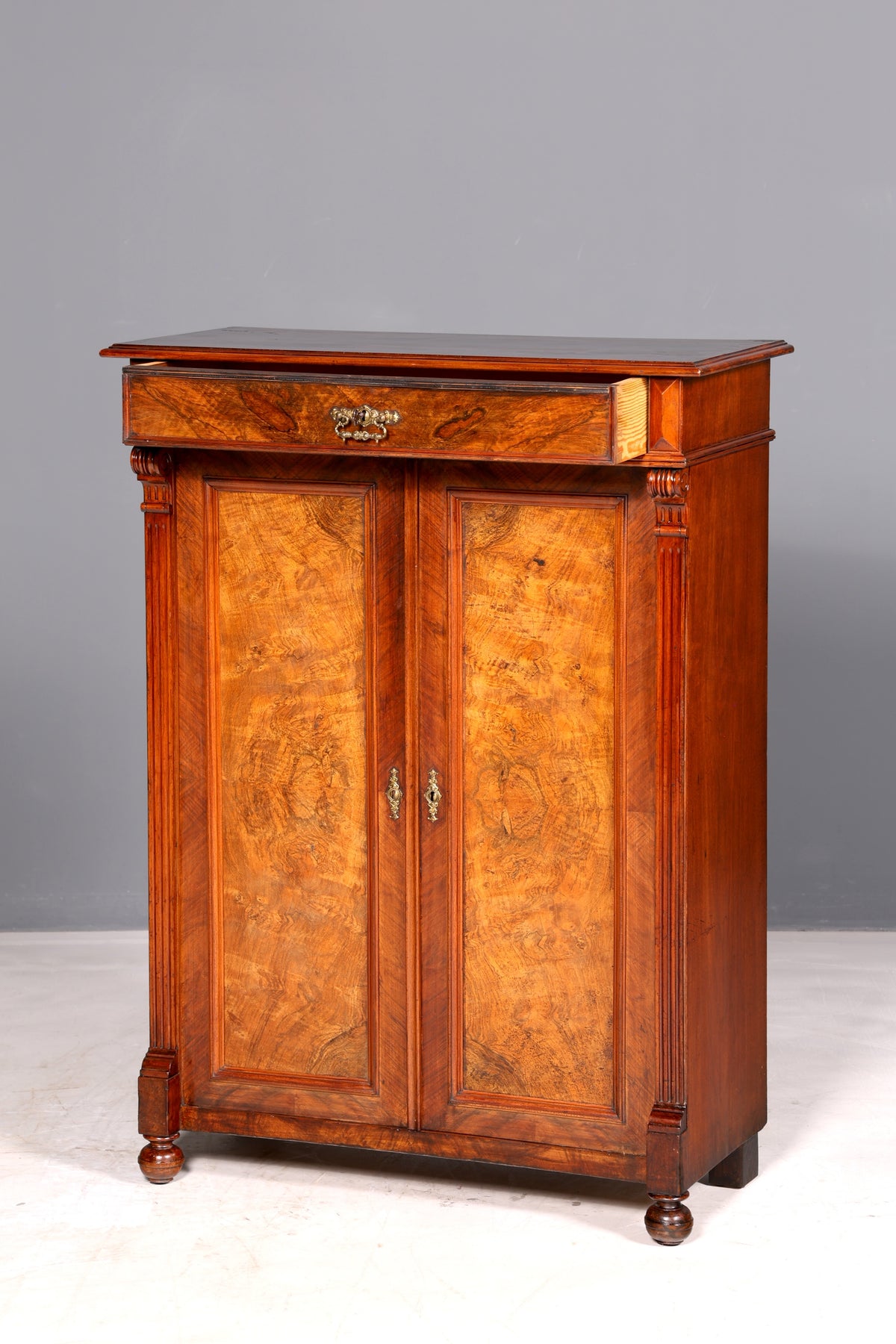 Stijlvolle Gründerzeit-kast, antieke vertiko, Jugendstil-commode, halmeubelkast, massief hout