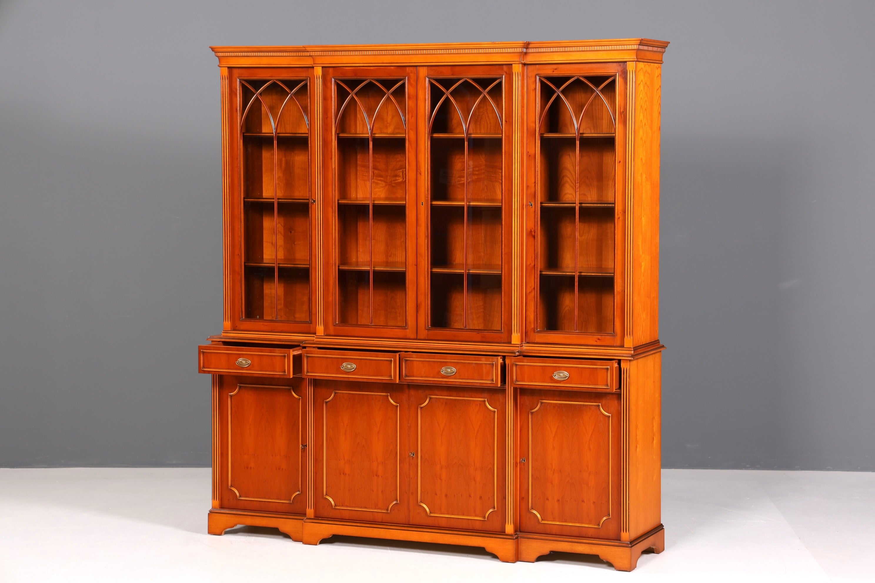 Wunderschöne Englische Vitrine Bücherschrank Buffet Antik Stil Englisch Eibe Glasvitrine Bibliothek