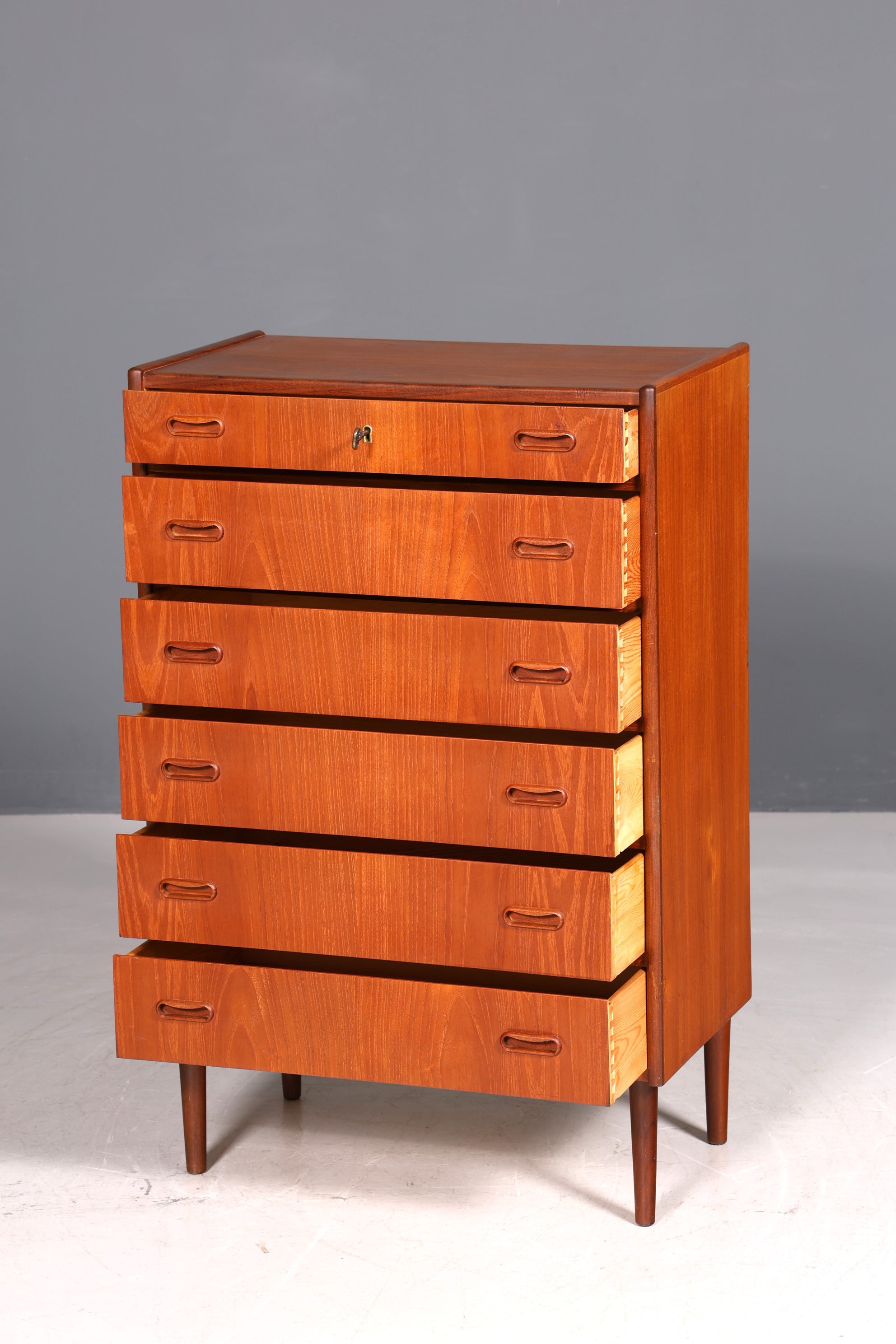 Beautiful mid-century retro teak wood chest of drawers, Danish design, 60s/70s style, cabinet, chest of drawers