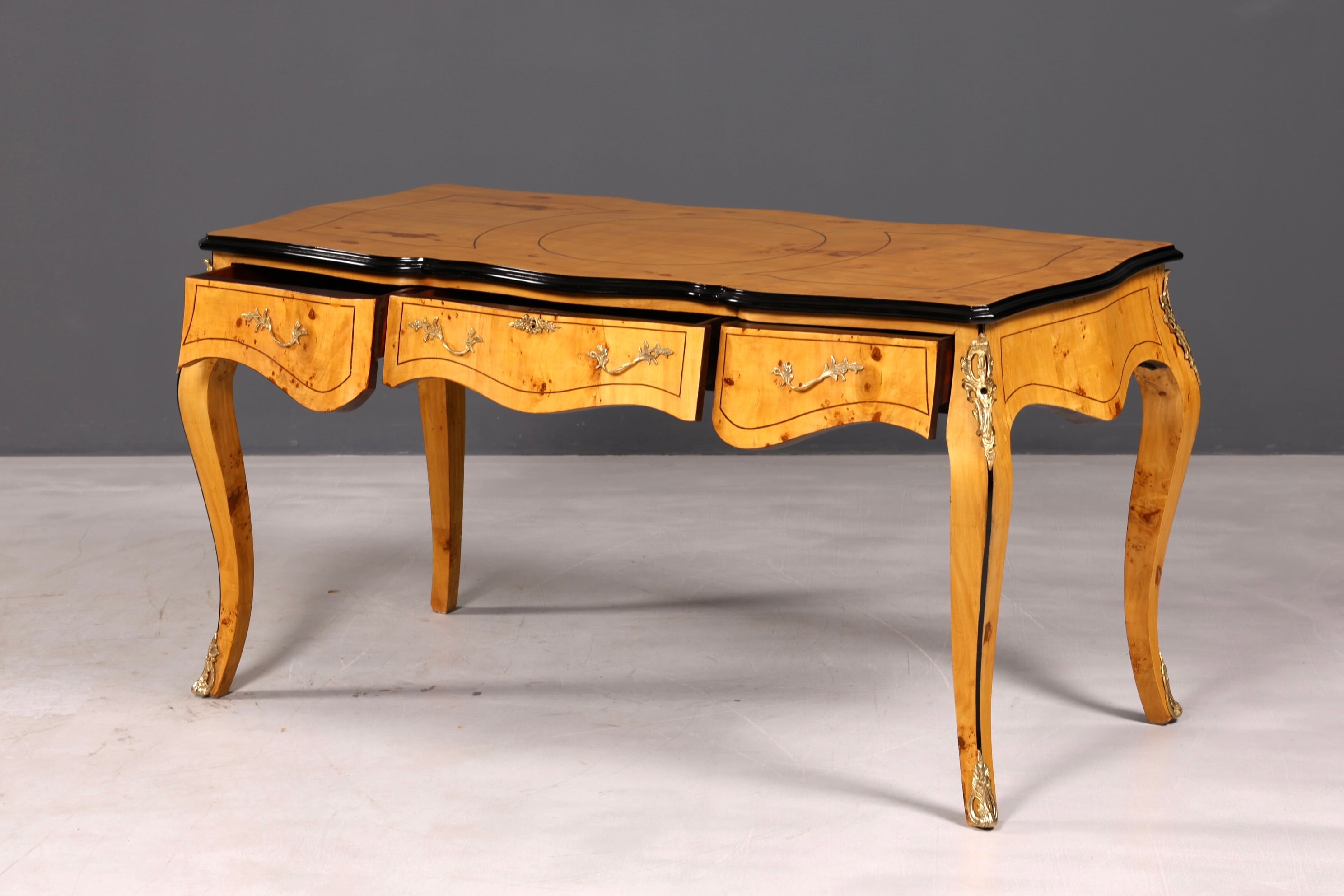 Prachtig bureau in Louis-XV-stijl, Franse kantoortafel in antieke stijl, massief houten bureau