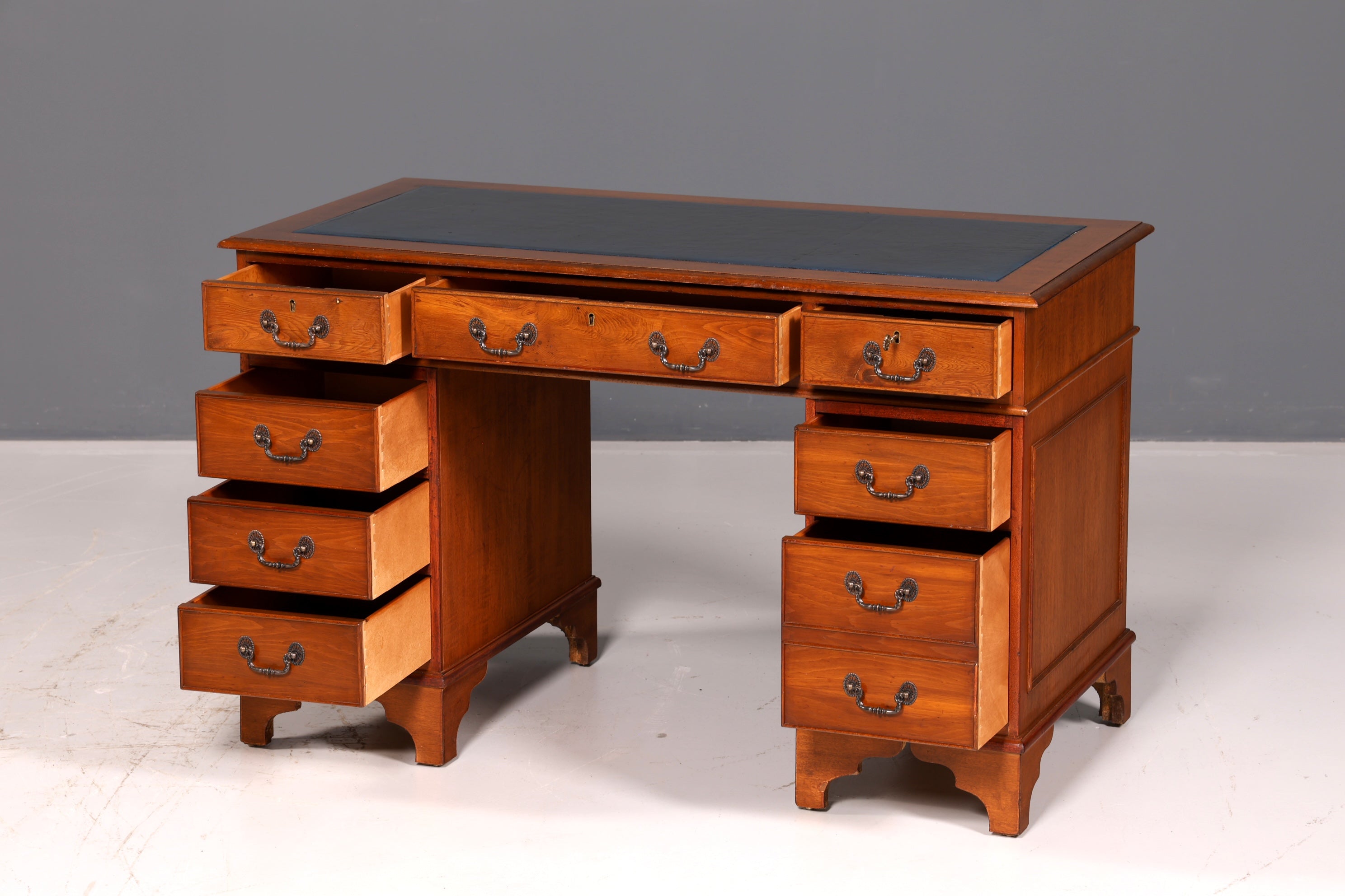 Prachtig Engels bureau van kersenhout met echt leren blad, kantoortafel, antiek vintage