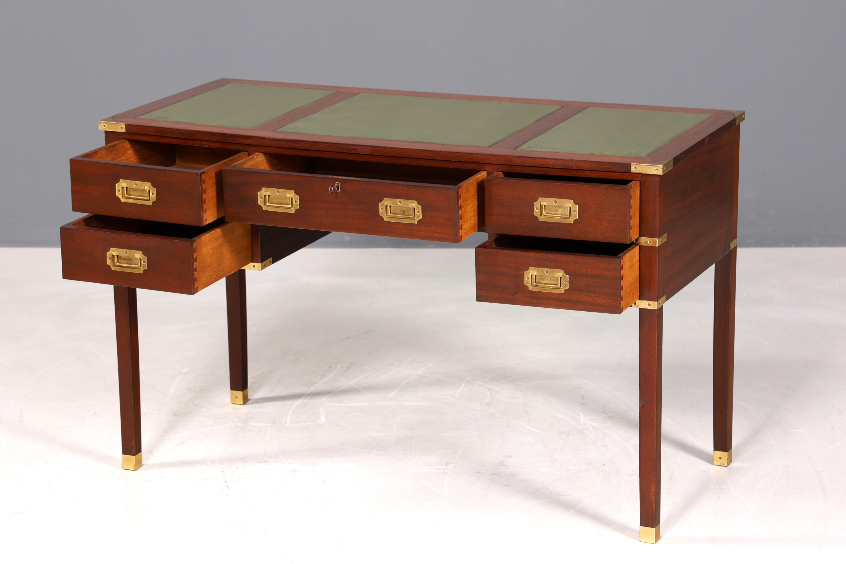 F945 Finish Edler Maritimer Schreibtisch Englischer Military Chest Bürotisch Office Table mit echt Lederauflage