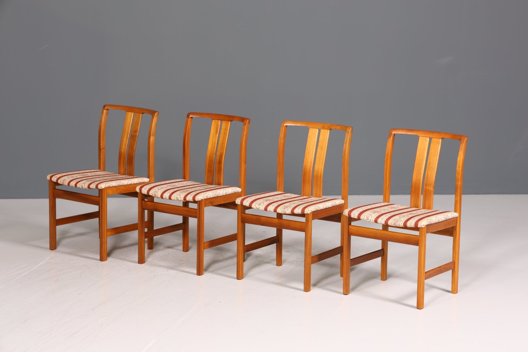 4x Schlichte Mid Century Stühle Nussbaum Retro Stuhlset Danish Design Küchenstühle