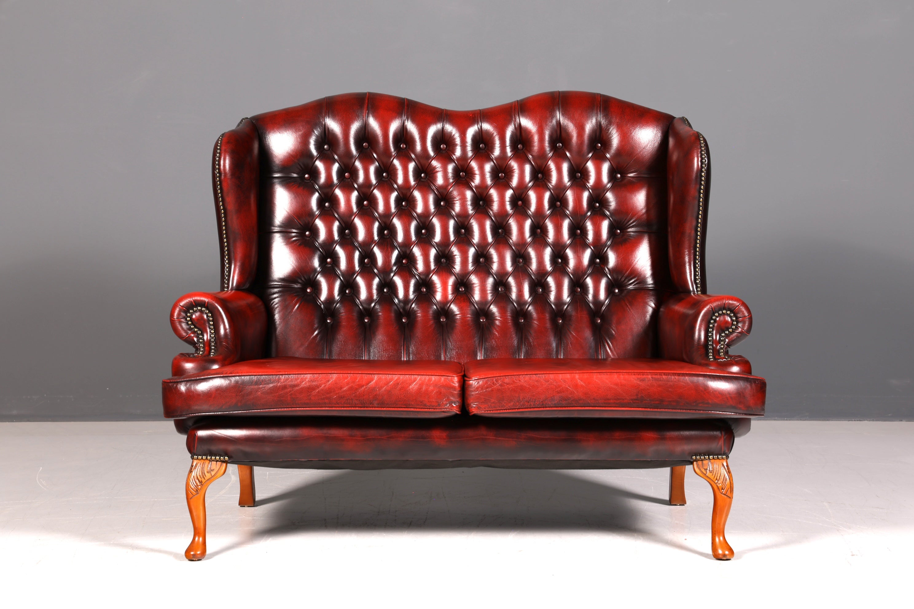 Wunderschönes Original Chesterfield Queen Anne Sofa 2-Sitzer Sofa Englische Leder Couch England Polstersofa