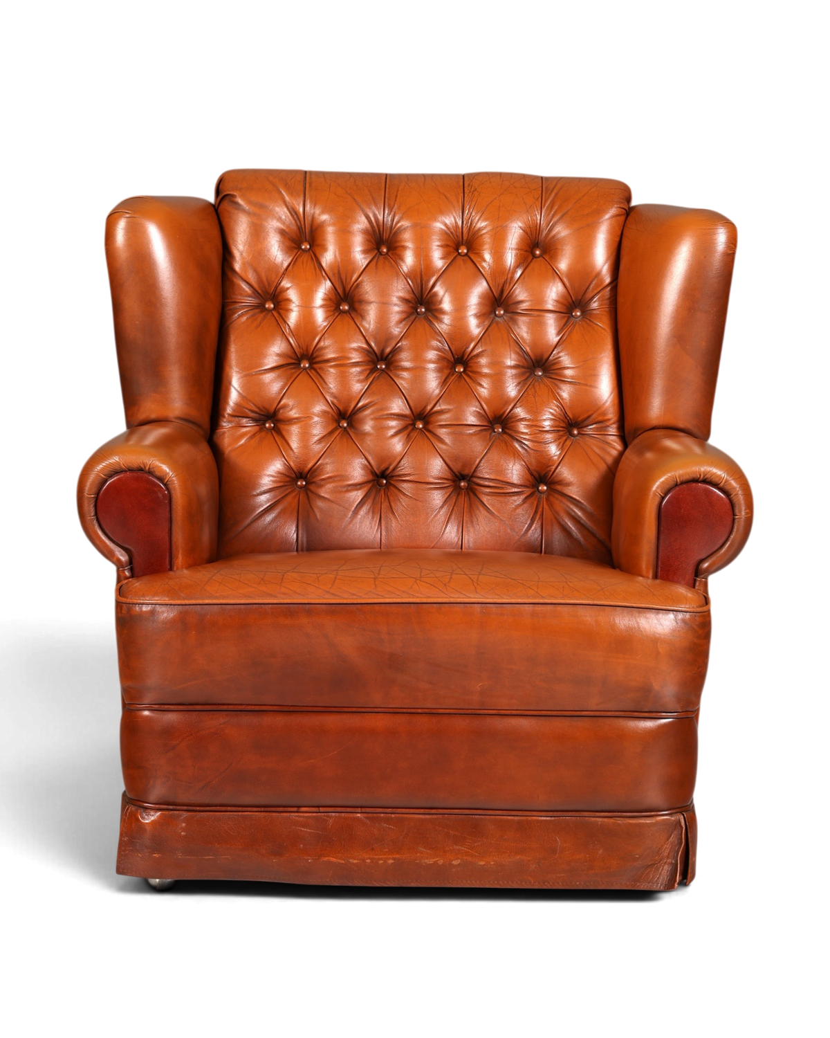 Hauptstadt Möblerei Chesterfield Sessel aus cognacfarbenem Echtleder mit klassischer Knopfheftung und Rollen