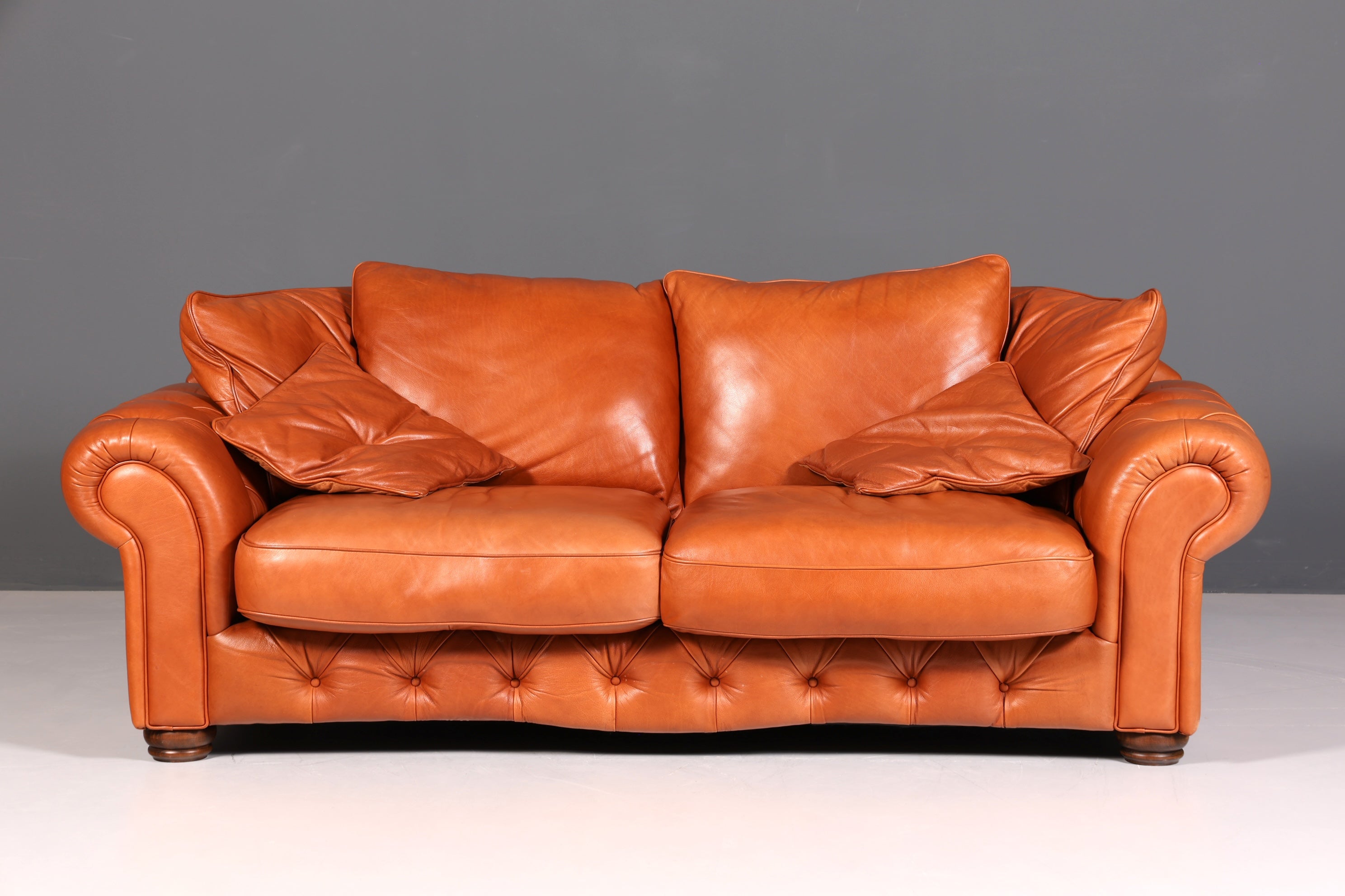 Wunderschönes Chesterfield Design Sofa Englisches echt Leder Couch Cognac Lounge Sofa