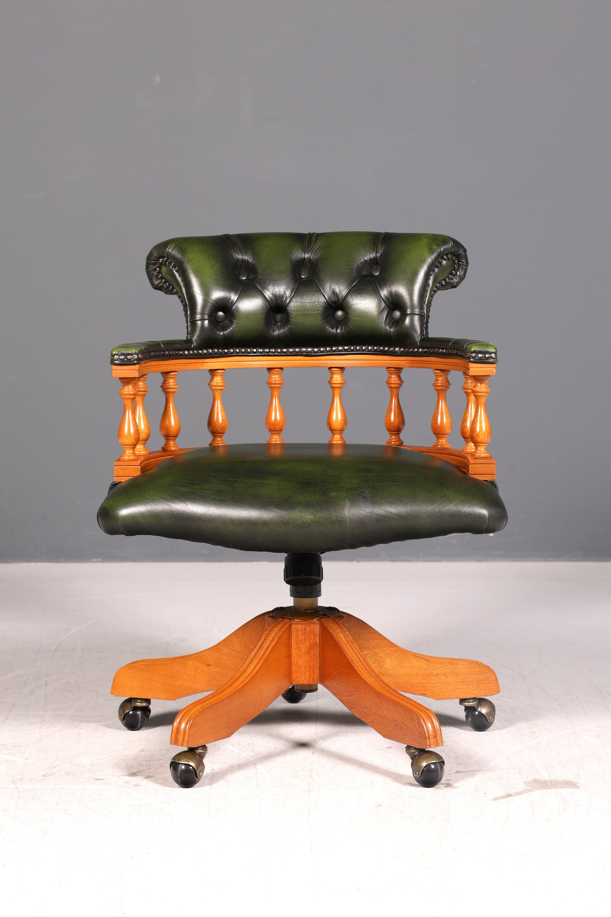 Wunderschöner Original Chesterfield Centurion Bürostuhl Grün Echt Leder Englisch Herrensessel Höhenverstellbar Drehsessel