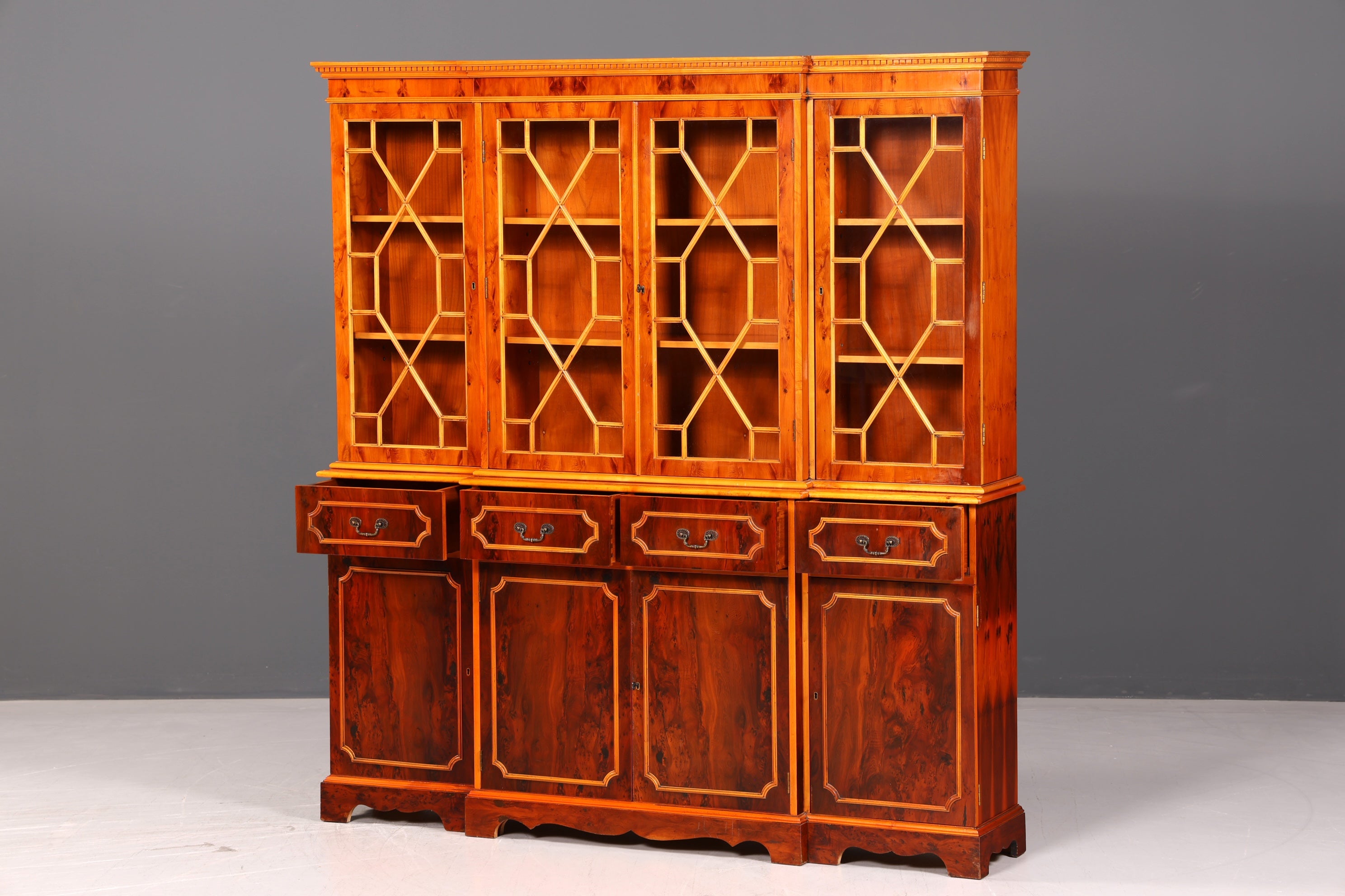 Beeindruckender Englischer Bücherschrank Eibe Vitrine Bibliothek Bücherregal Glasvitrine Buffet Chippendale Vintage