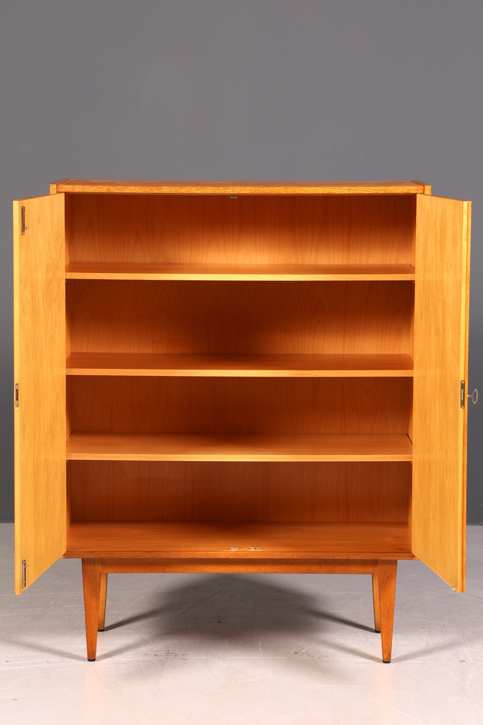 G572 Finish Wunderschöner Mid Century Schrank 60er Jahre Wäscheschrank Aktenschrank Kommode (Kopie 2)