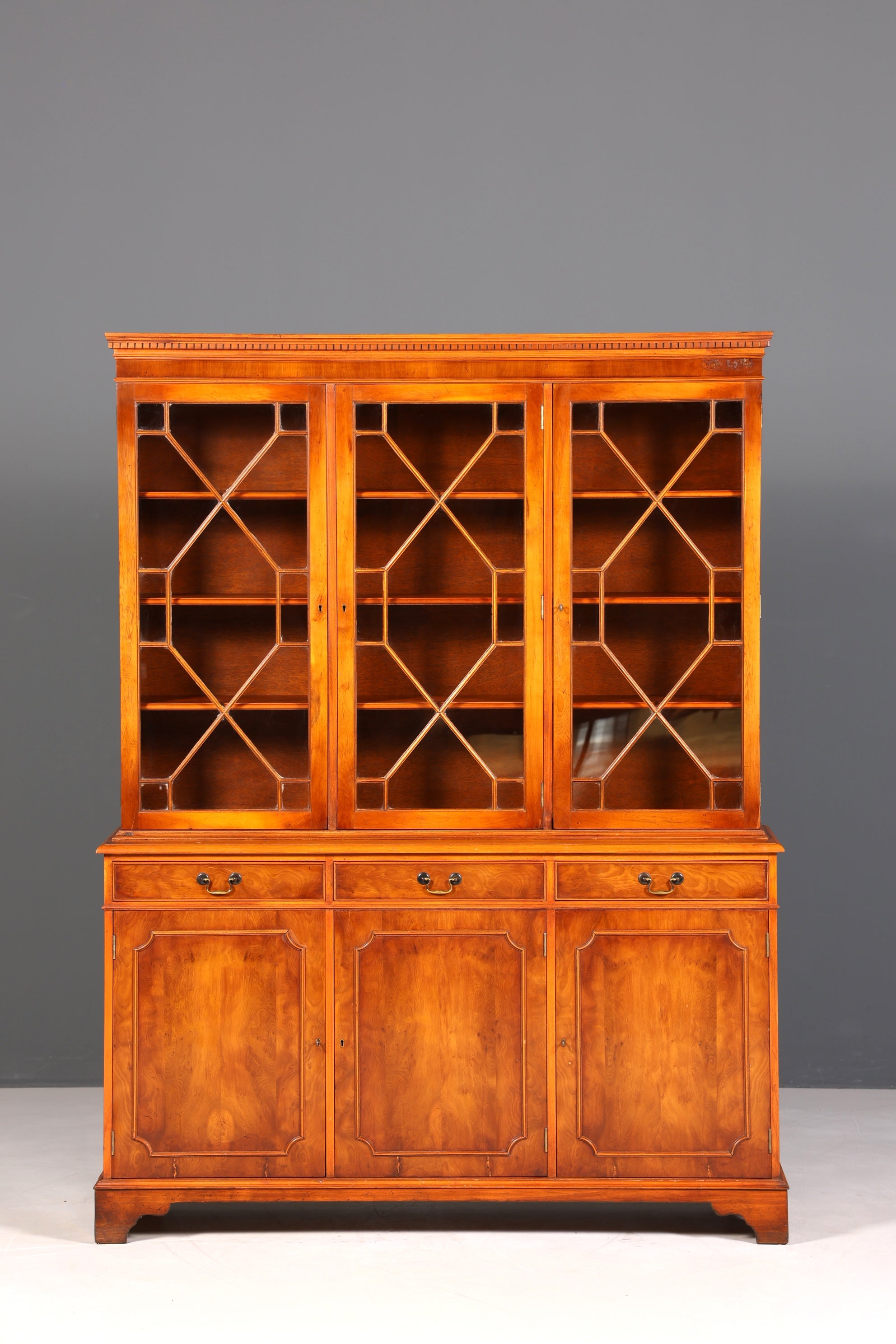 Wunderschöne Englische Vitrine Bücherschrank Buffet Antik Stil Englisch Eibe Glasvitrine Bibliothek