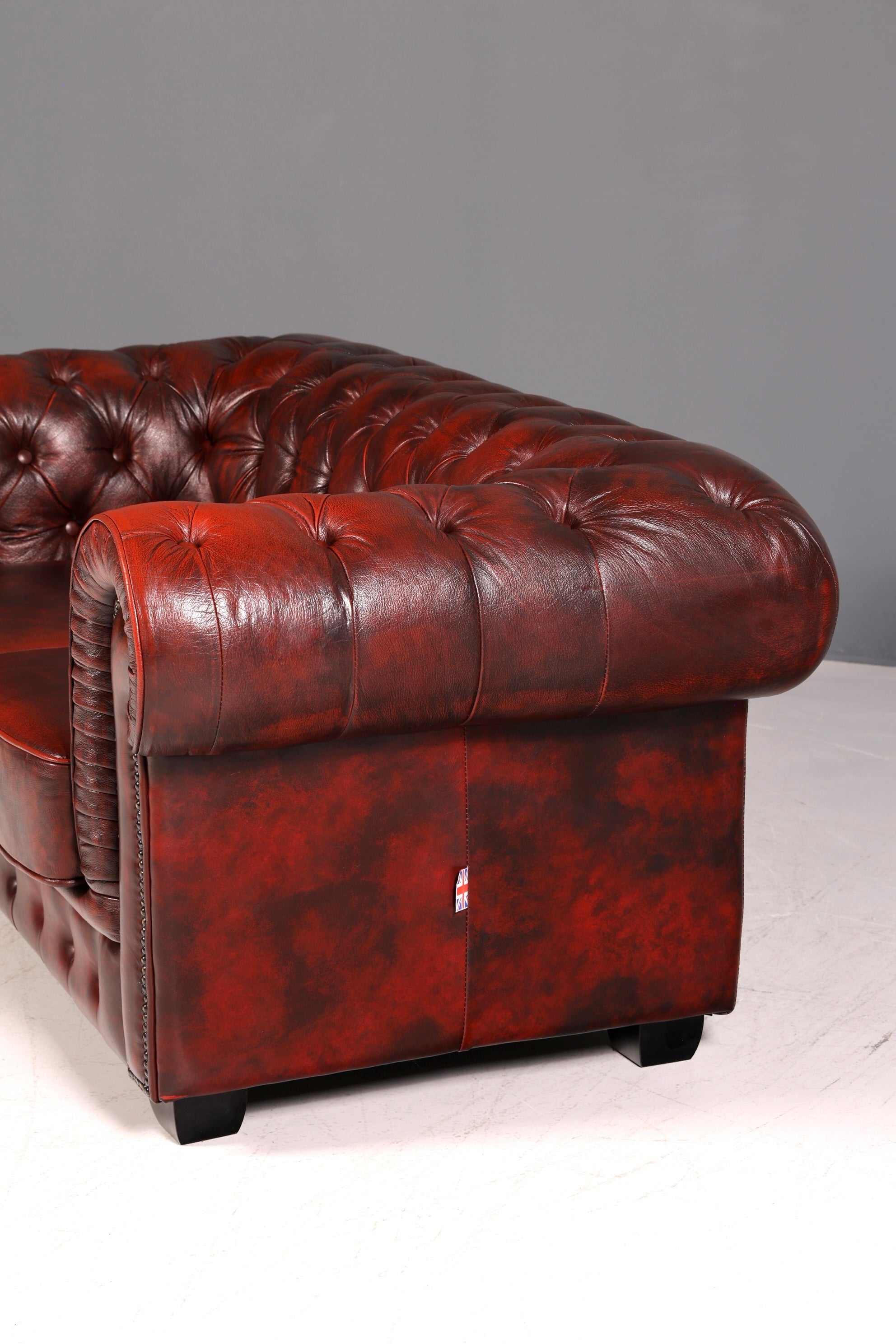 G074 Finish Wunderschönes Original Chesterfield 2er Sofa Englisch Oxblood Leder 2- Sitzer Couch