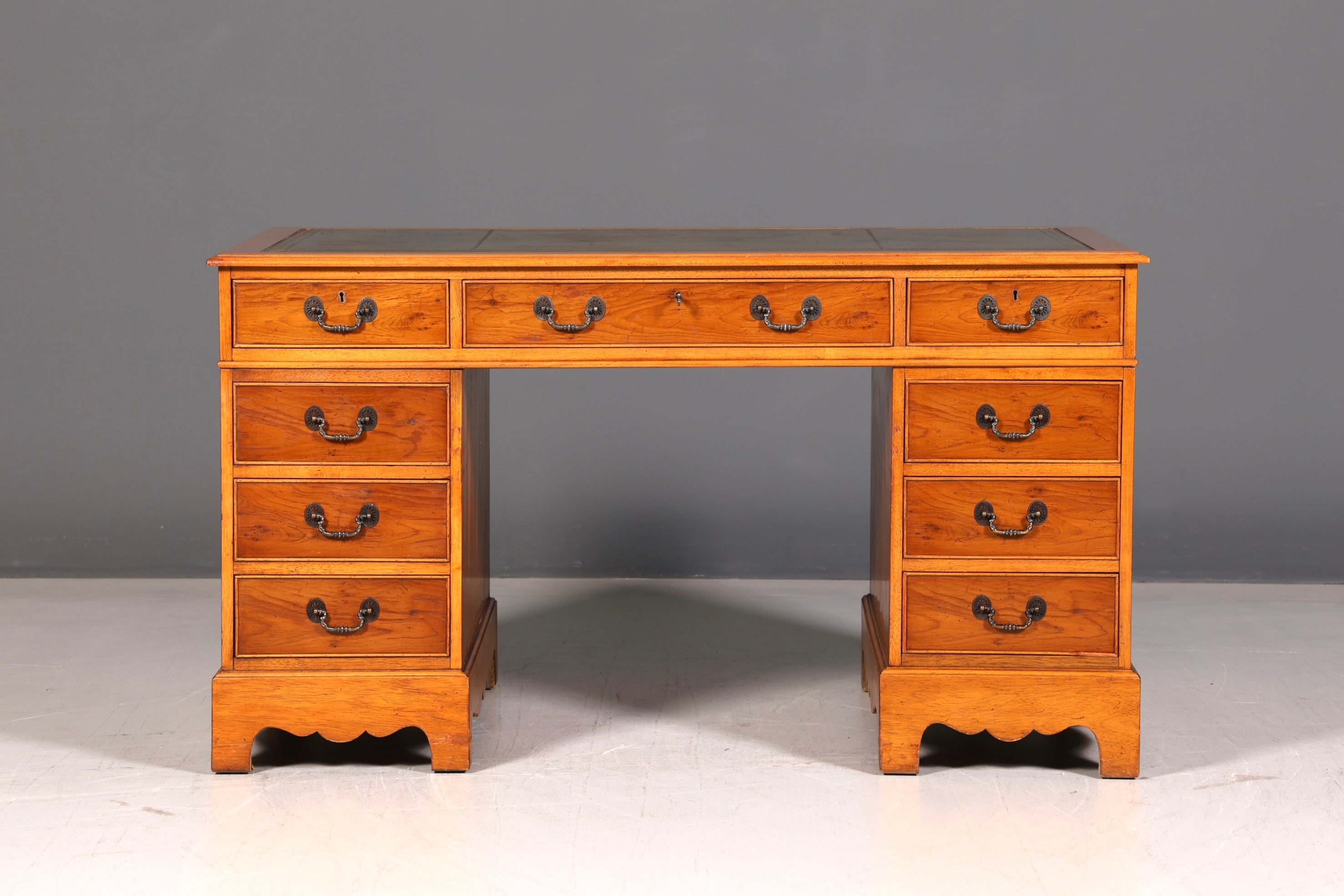 Wunderschöner Englischer Schreibtisch Eibe Echt Lederauflage Antik Stil Bürotisch Desk Office Schreibtisch Vintage