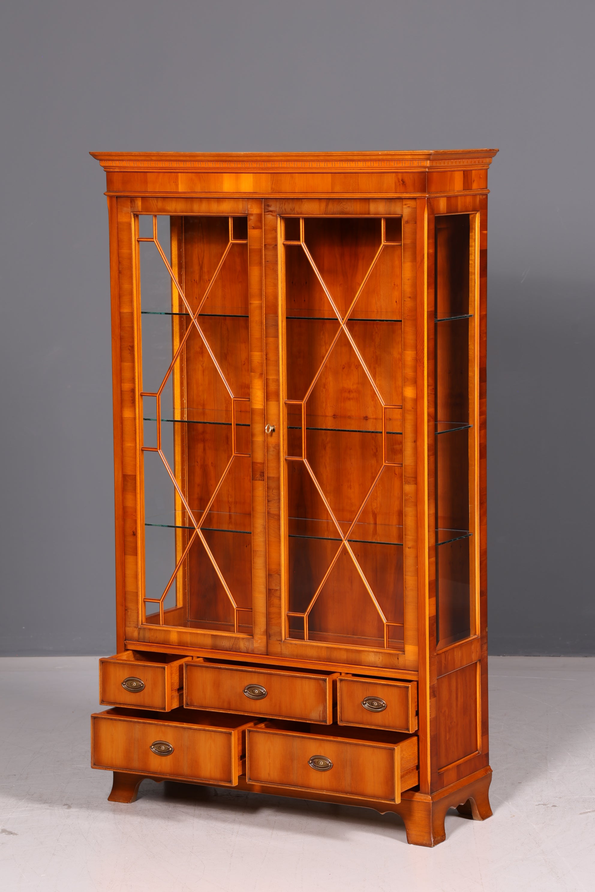 Wunderschöne Original Heldense Vitrine Englische Eibe Bücherschrank Antik Stil Glasvitrine Buffet Bibliothek