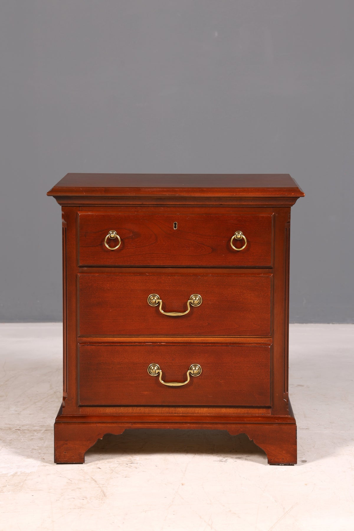 Elegant Drexel Heritage dresser in antique style, bedside table, USA chest of drawers 1 of 2