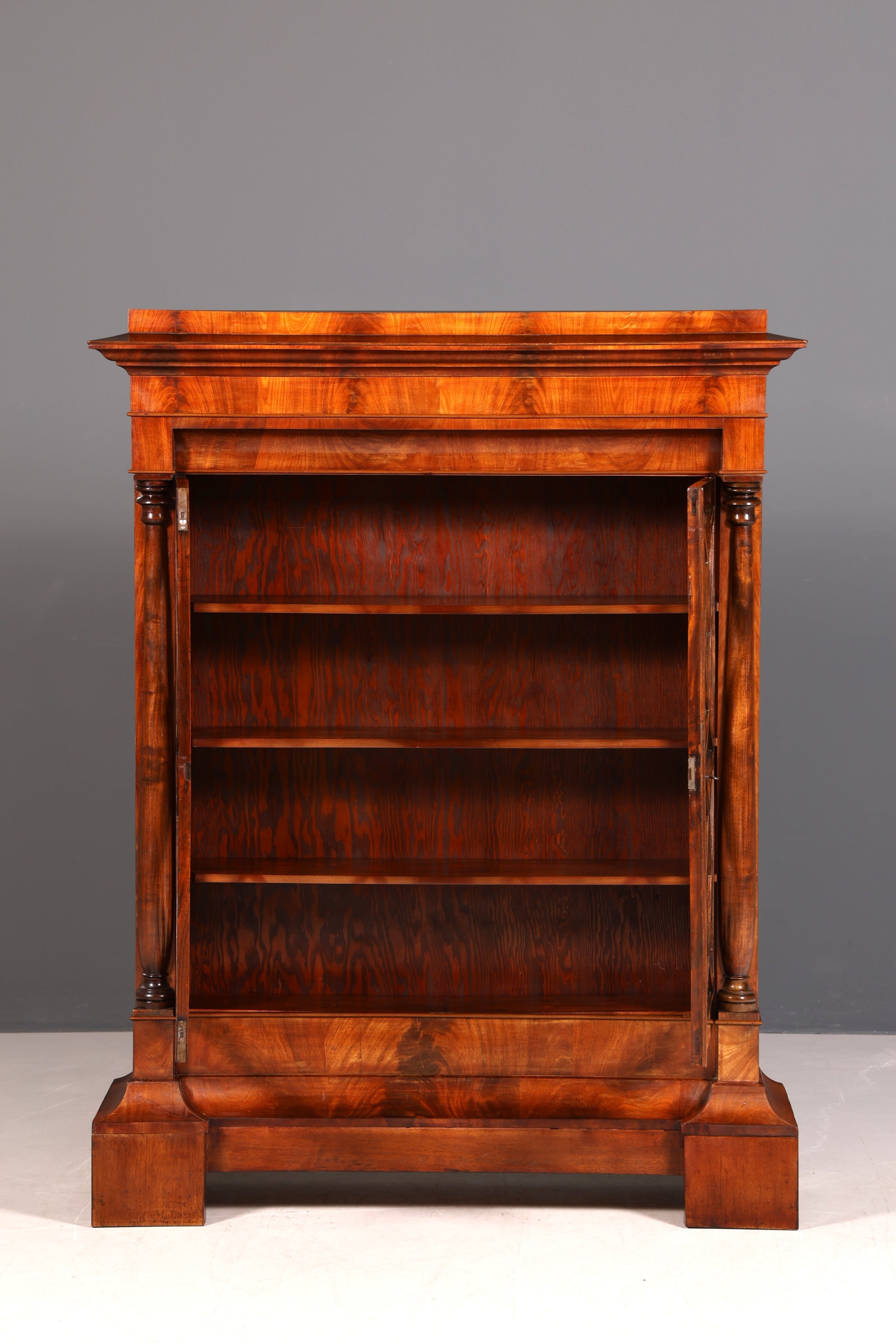 Traumhafter Original Biedermeier Vitrine um 1820 Antiker Schrank Art Deco Bücherregal