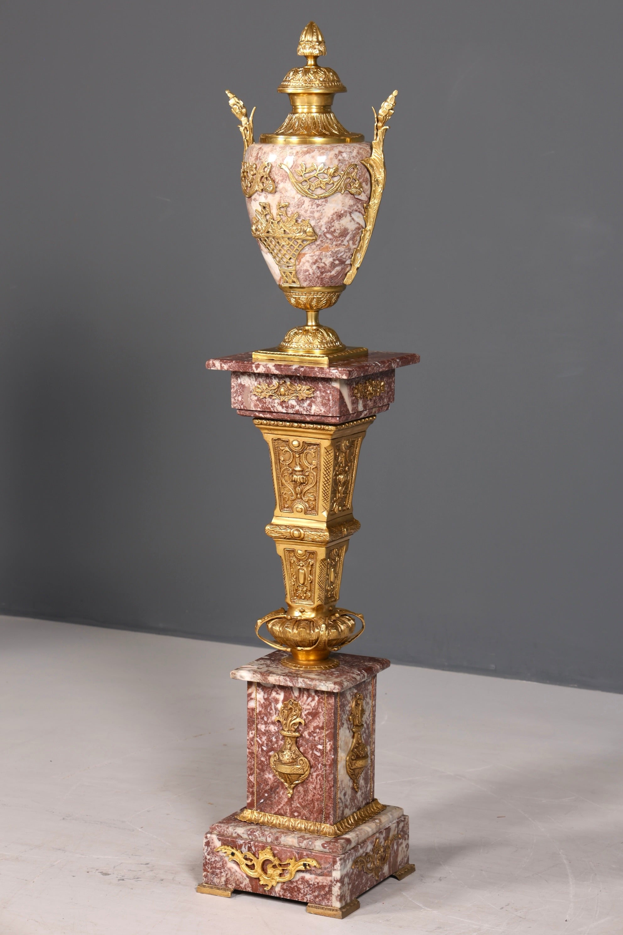 Wunderschöne Barock Stil Säule mit Vase Louis XV Marmor Naturstein Blumensäule Sockel Ablage