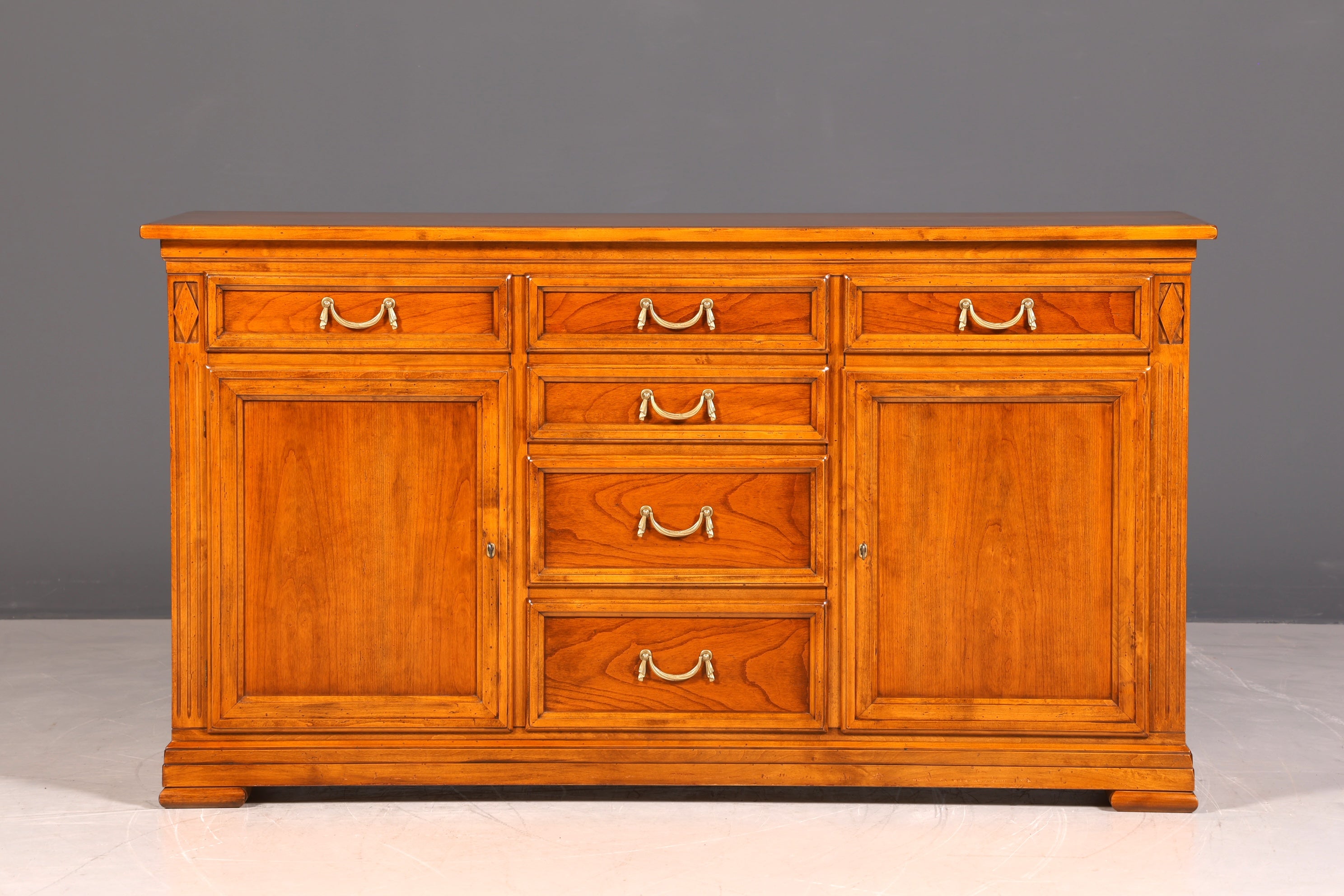 G225 Finish SELVA Wunderschönes Englisches Sideboard Eibe Schrank Antik Stil Buffetschrank Kommode (Kopie)